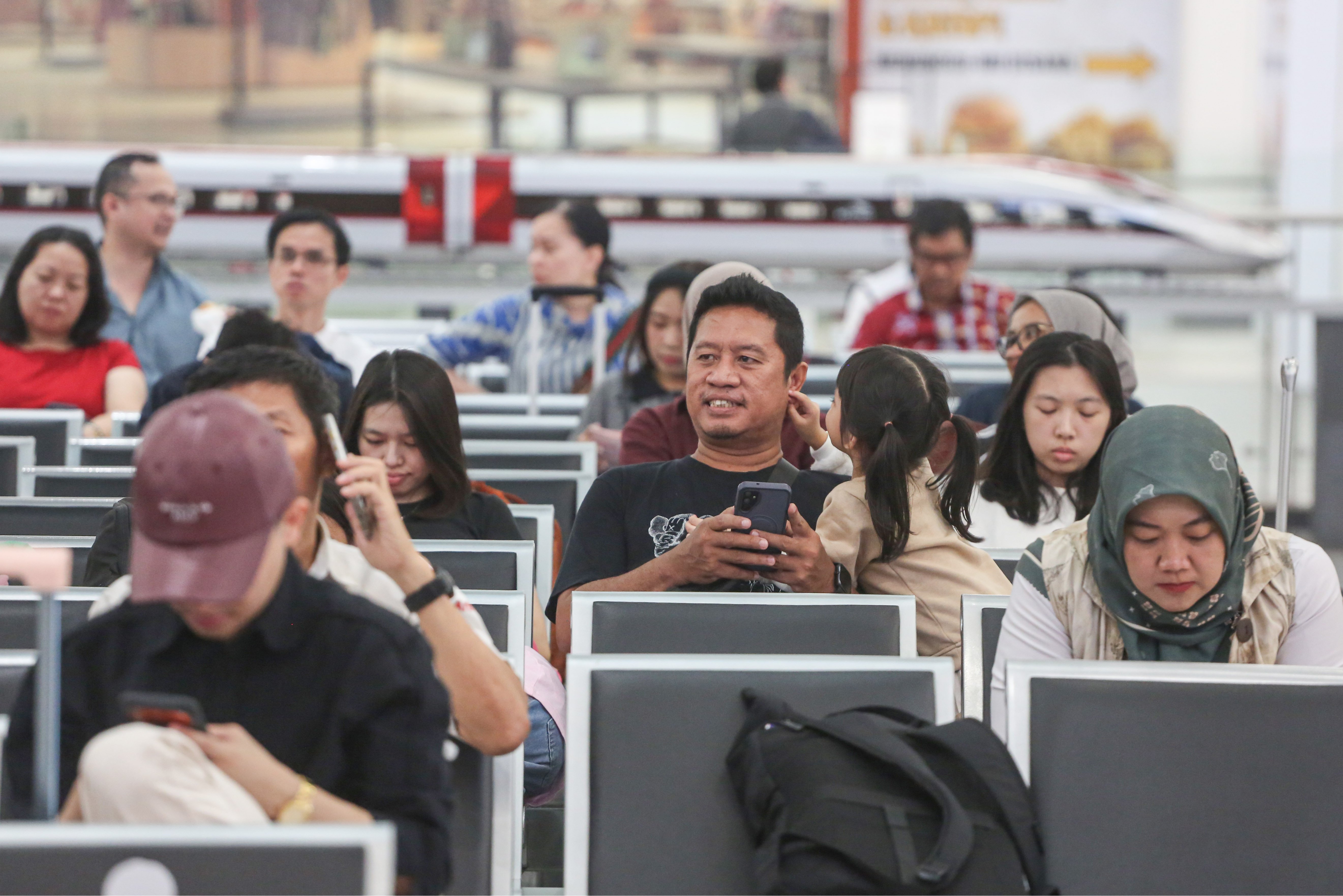 Penumpang berada di ruang tunggu Stasiun Kereta Cepat Woosh Halim, Jakarta, Senin (10/11/2025). Komisi Pemberantasan Korupsi (KPK) tetap melanjutkan penyelidikan atas dugaan tindak pidana korupsi proyek kereta cepat Jakarta-Bandung atau Whoosh, walaupun Presiden Prabowo Subianto menyatakan akan bertanggung jawab atas kerugian proyek itu.