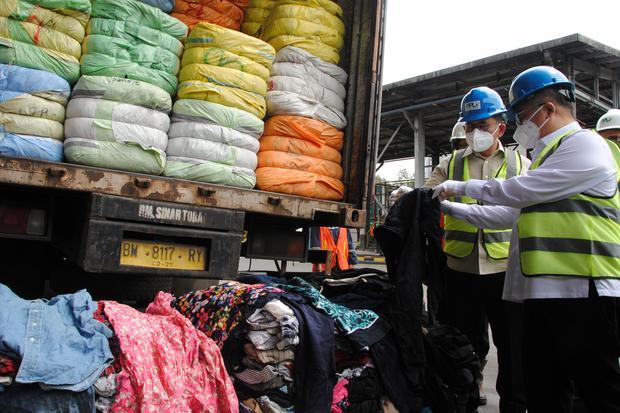 Pemusnahan pakaian bekas impor di Bogor