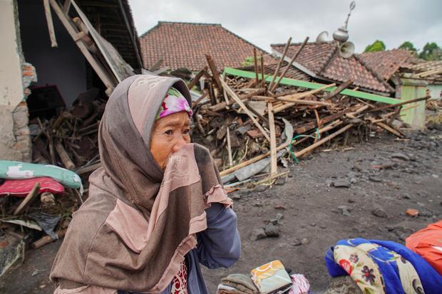 Warga menangis saat melihat kondisi rumahnya yang terdampak erupsi Gunung Semeru di Desa Supiturang, Lumajang, Jawa Timur, Kamis (20/11/2025). Pemerintah Kabupaten Lumajang menetapkan status tanggap darurat bencana pada 19?25 November untuk mempercepat penanganan kawasan terdampak erupsi Gunung Semeru.