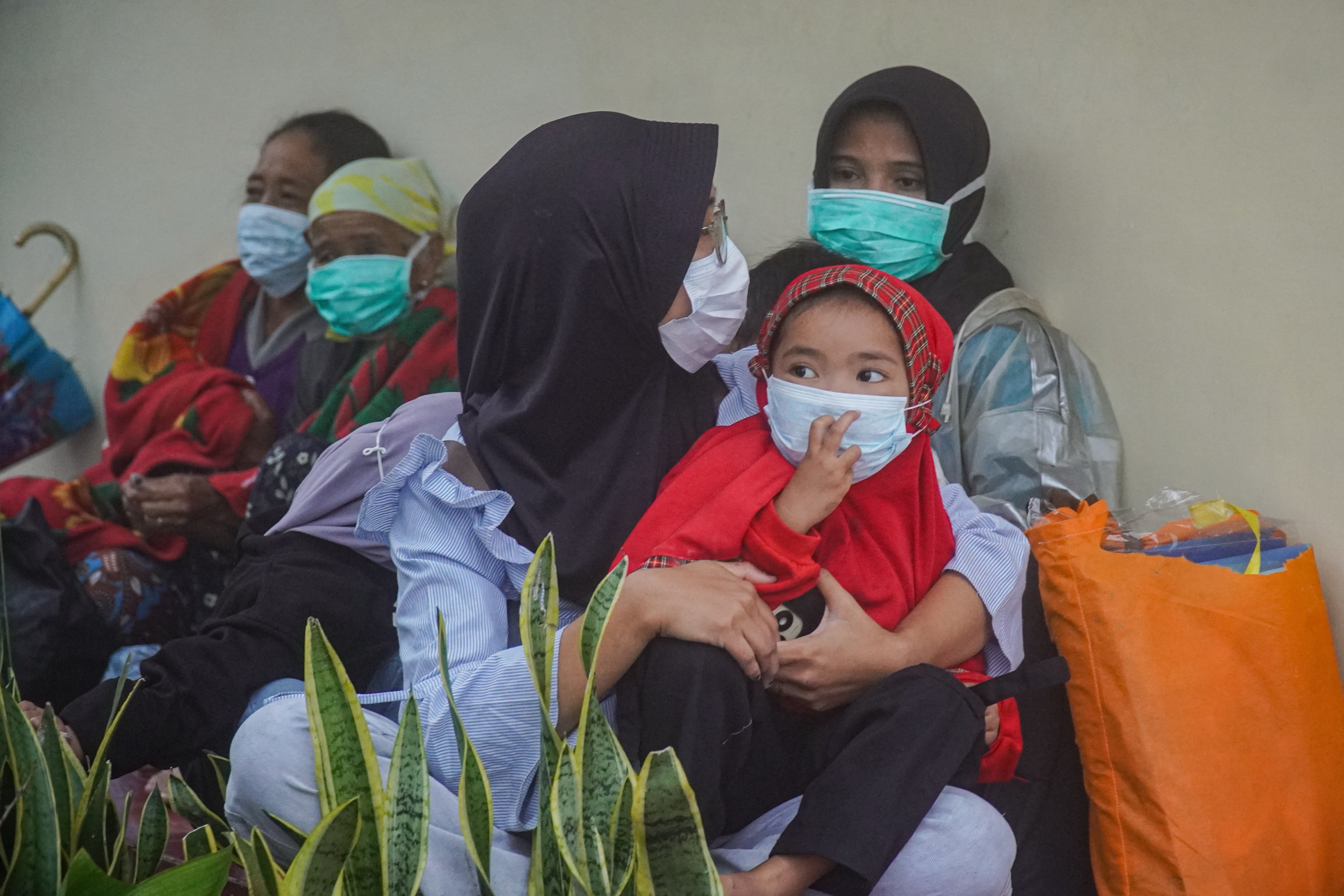 Sejumlah warga mengungsi di Pos Pengamatan Gunung Semeru, Lumajang, Jawa Timur, Rabu (19/11/2025). Pusat Vulkanologi dan Mitigasi Bencana Geologi (PVMBG) menaikkan status aktivitas Semeru dari Level II (Waspada) menjadi Level IV (Awas) menyusul peningkatan erupsi dan intensitas gempa vulkanik yang signifikan.