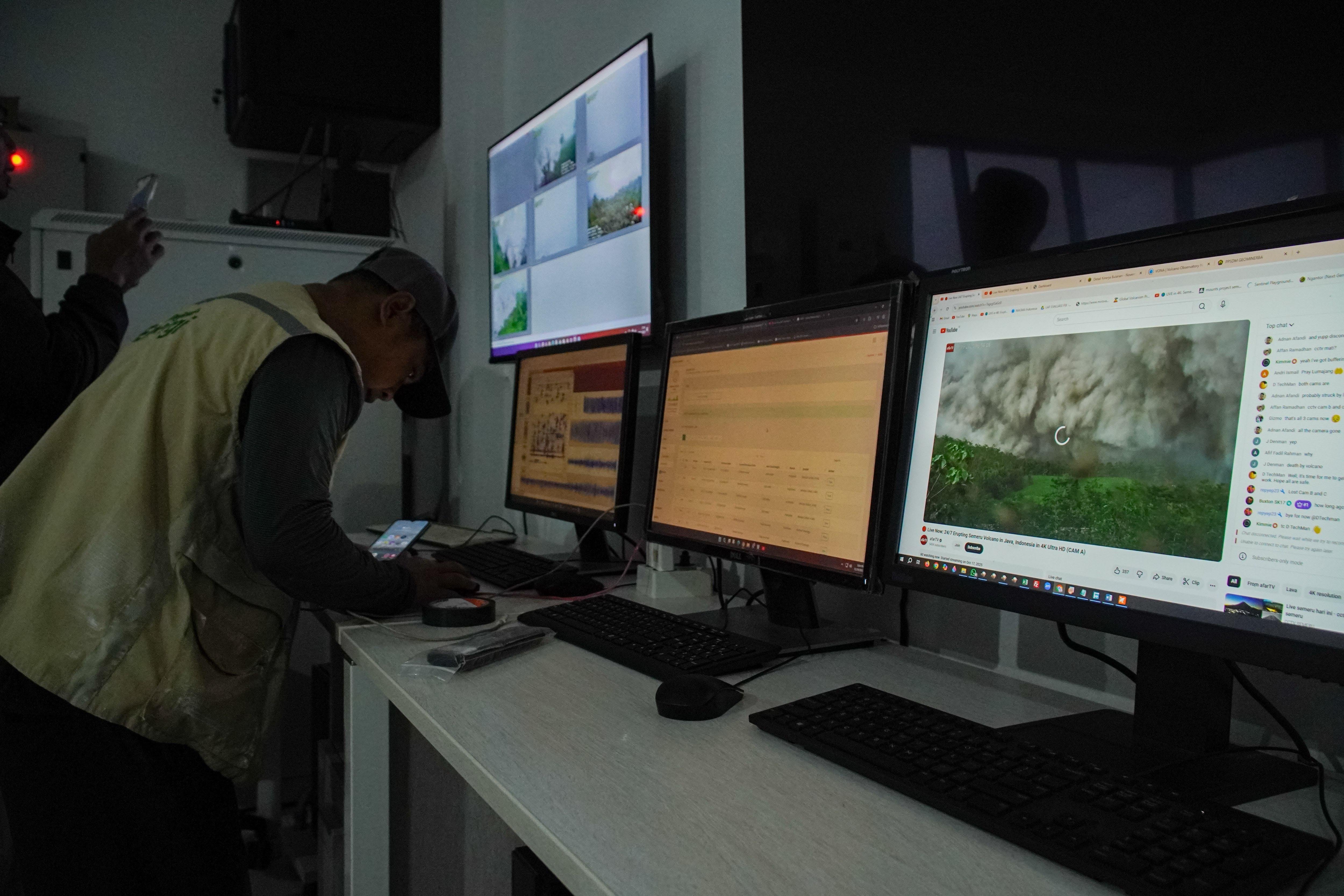 Petugas memantau aktivitas Gunung Semeru di Pos Pengamatan Gunung Semeru, Lumajang, Jawa Timur, Rabu (19/11/2025). Pusat Vulkanologi dan Mitigasi Bencana Geologi (PVMBG) menaikkan status aktivitas Semeru dari Level II (Waspada) menjadi Level IV (Awas) menyusul peningkatan erupsi dan intensitas gempa vulkanik yang signifikan.