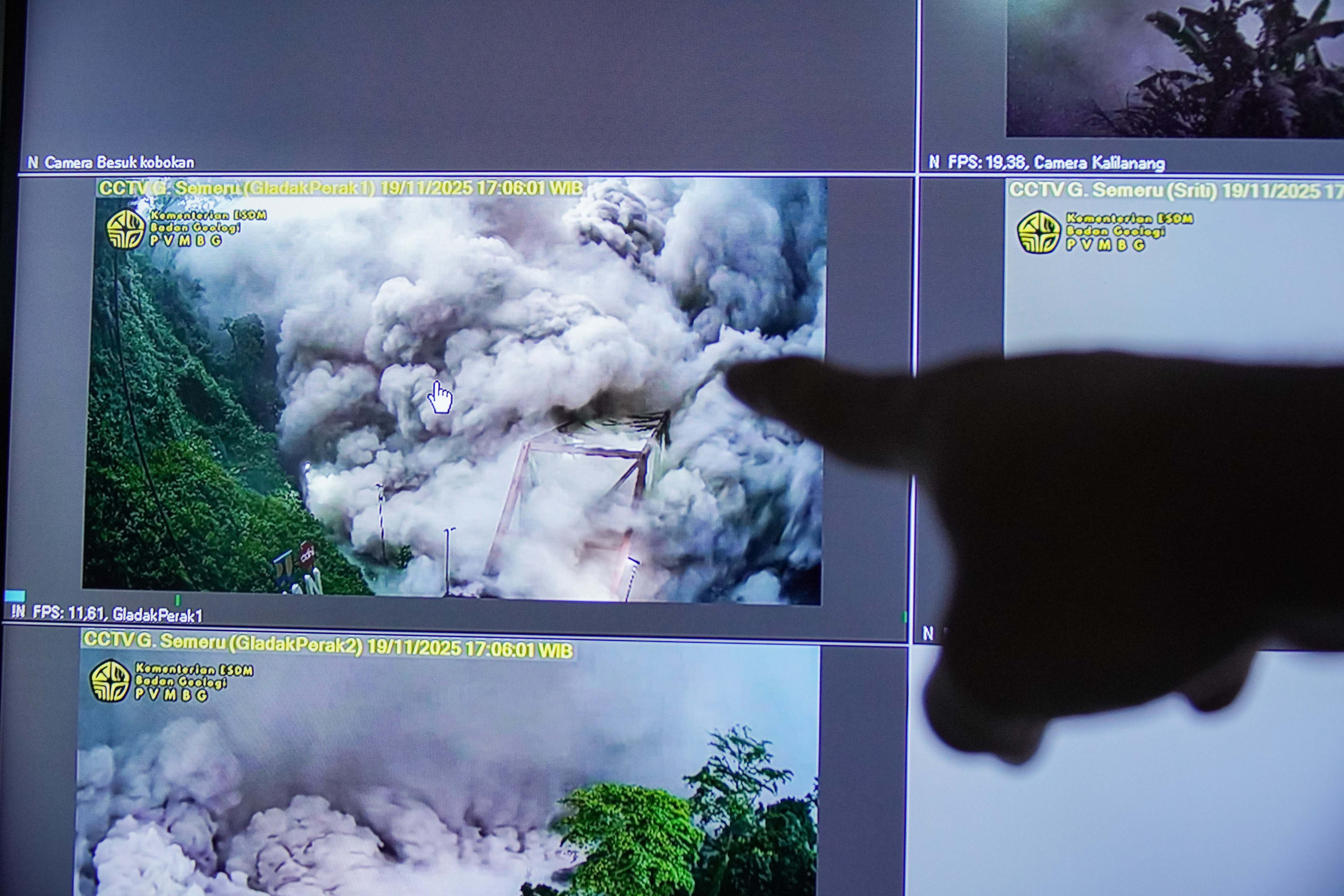 Petugas menunjukkan luncuran awan panas dari layar cctv pos pantau di Pos Pengamatan Gunung Semeru, Lumajang, Jawa Timur, Rabu (19/11/2025). Pusat Vulkanologi dan Mitigasi Bencana Geologi (PVMBG) menaikkan status aktivitas Semeru dari Level II (Waspada) menjadi Level IV (Awas) menyusul peningkatan erupsi dan intensitas gempa vulkanik yang signifikan.