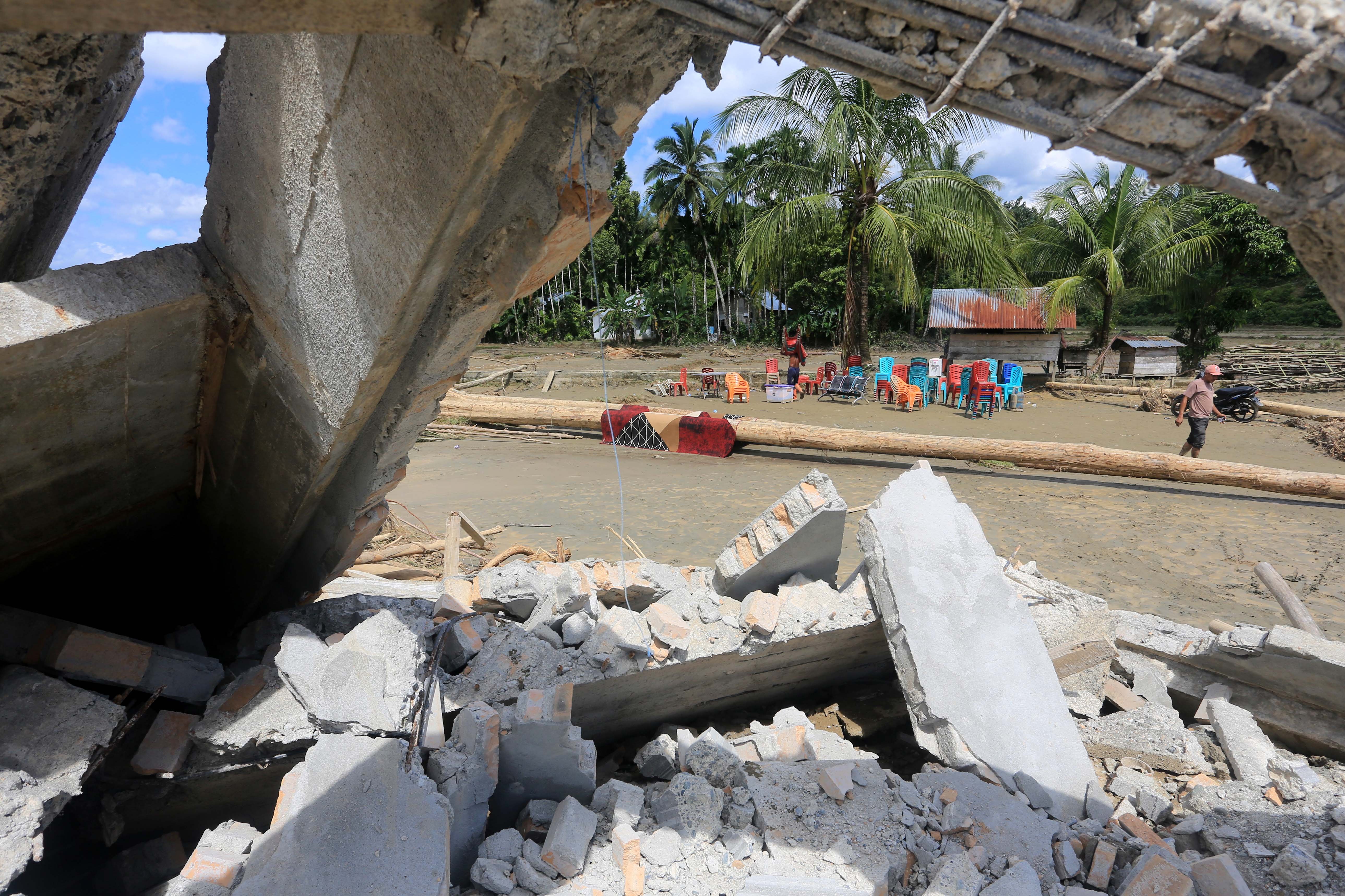 Sejumlah warga menyelamatkan barang berharga pascabanjir bandang di Desa Jambak, Pante Ceureumen, Aceh Barat, Aceh, Sabtu (29/11/2025). Bencana banjir bandang yang terjadi pada Rabu (26/11/2025) berdampak rusaknya sarana dan prasarana seperti jalan lintas, jembatan, puluhan unit rumah warga hilang dan rusak berat serta rusaknya kendaraan dan alat elektronik yang berdampak terhadap 2.652 kepala keluarga yang tersebar di 10 kecamatan.