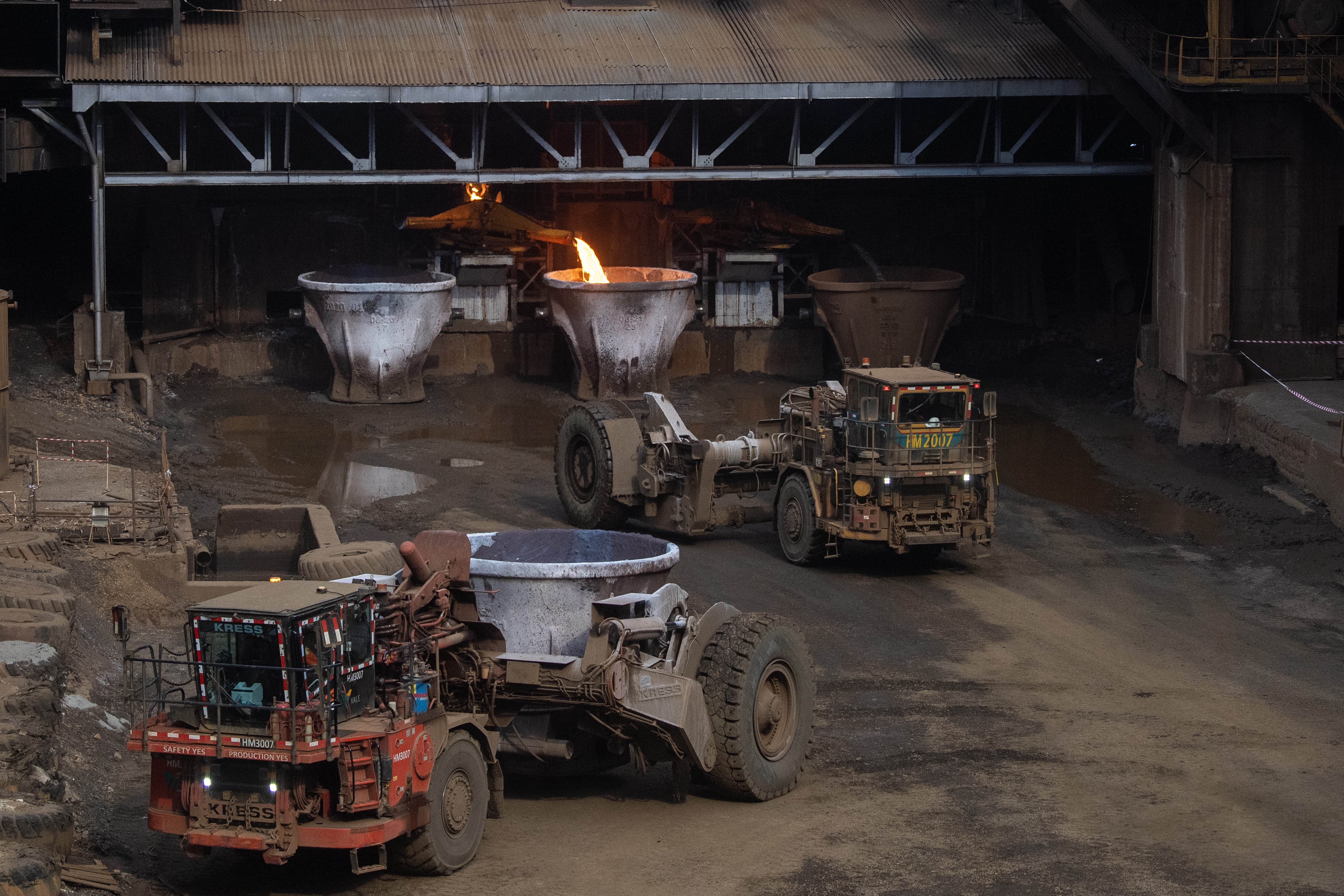 Sejumlah operator dump truck mengangkut slag atau limbah nikel untuk dibawa ke tempat penampungan khusus Bahan Berbahaya dan Beracun (B3) di area smelter PT Vale Indonesia Tbk di Sorowako, Luwu Timur, Sulawesi Selatan.