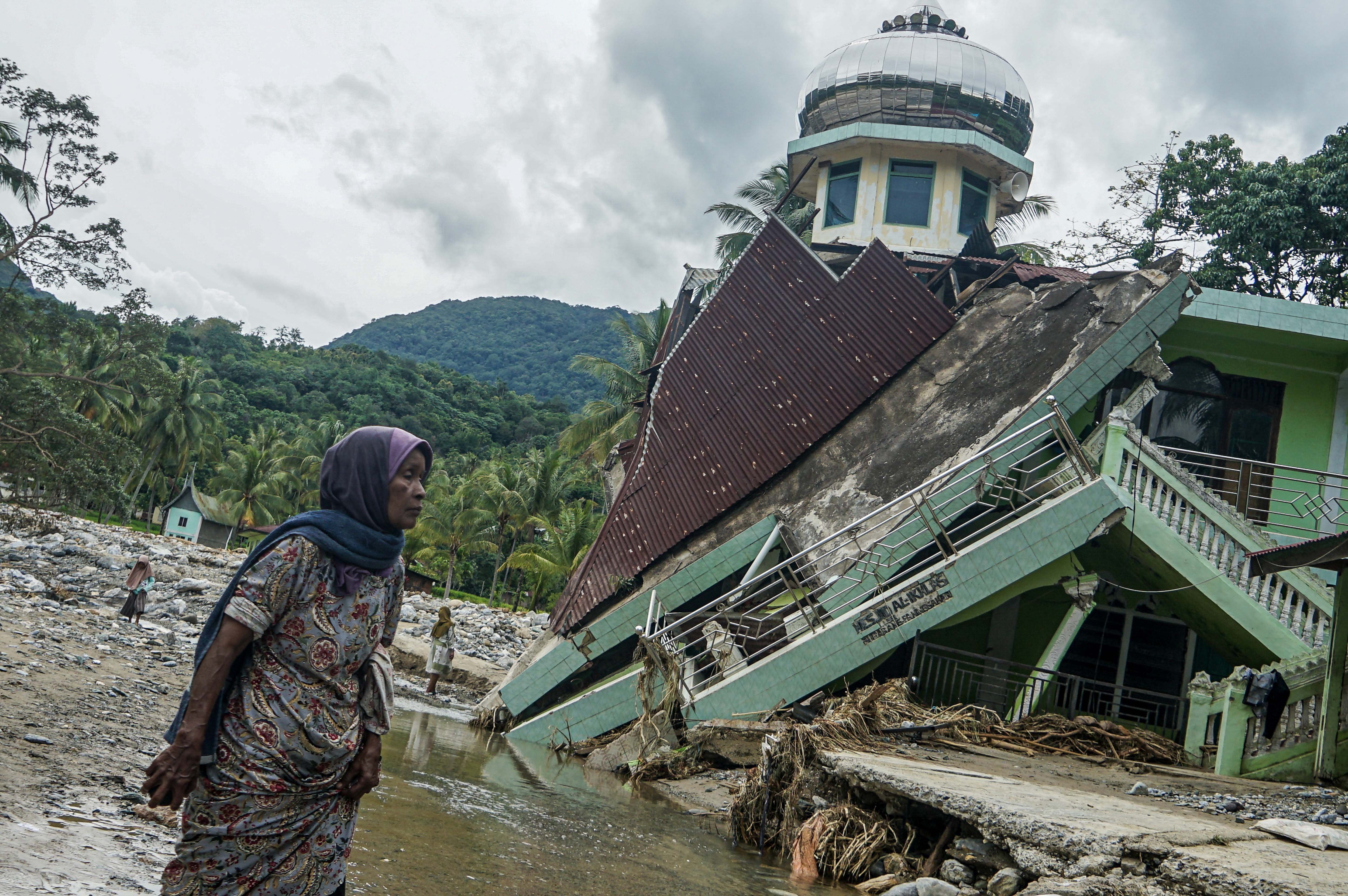 Warga mengamati tempat ibadah yang roboh setelah terjadinya banjir Bandang di Nagari Paninggahan, Kabupaten Solok, Sumatera Barat, Minggu (30/11/2025). Berdasarkan data dari Pemkab Solok sebanyak 62 unit rumah masyarakat rusak berat, 229 rusak sedang dan 412 rusak ringan yang tersebar di sembilan Kecamatan, 16 Nagari dan 5.420 jiwa yang terdampak bencana banjir bandang yang melanda Kabupaten tersebut. 