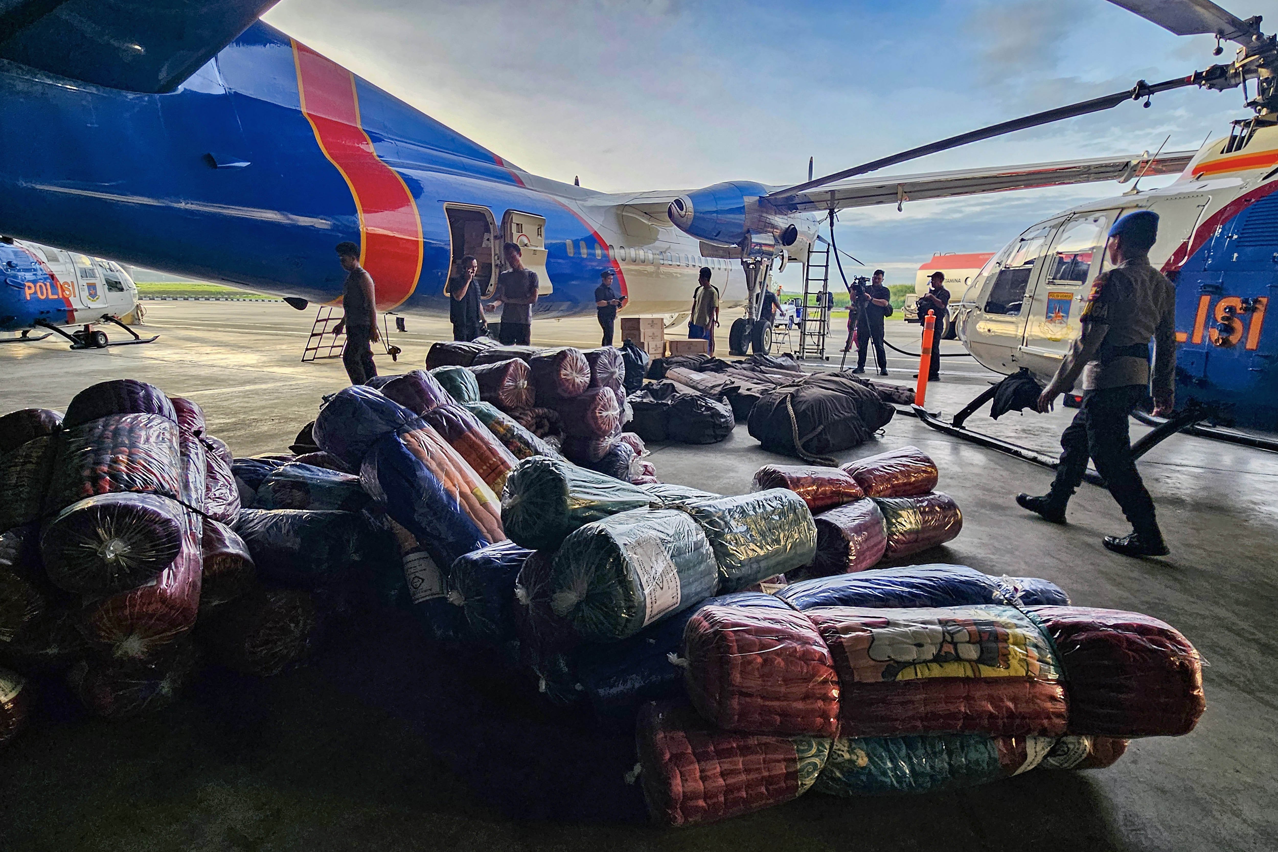 Personil Polri bersiap memasukan logistik bantuan ke dalam pesawat yang akan dikirim ke daerah bencana alam untuk wilayah Sumatera di Direktorat Kepolisian Udara, Bandara Pondok Cabe, Tangerang Selatan, Banten, Sabtu (29/11/2025). Polri mengirimkan anggotanya serta bantuan untuk korban bencana alam di Sumatera berupa bahan makanan siap saji, selimut, kebutuhan bayi, tenda, genset listrik dan perahu karet.