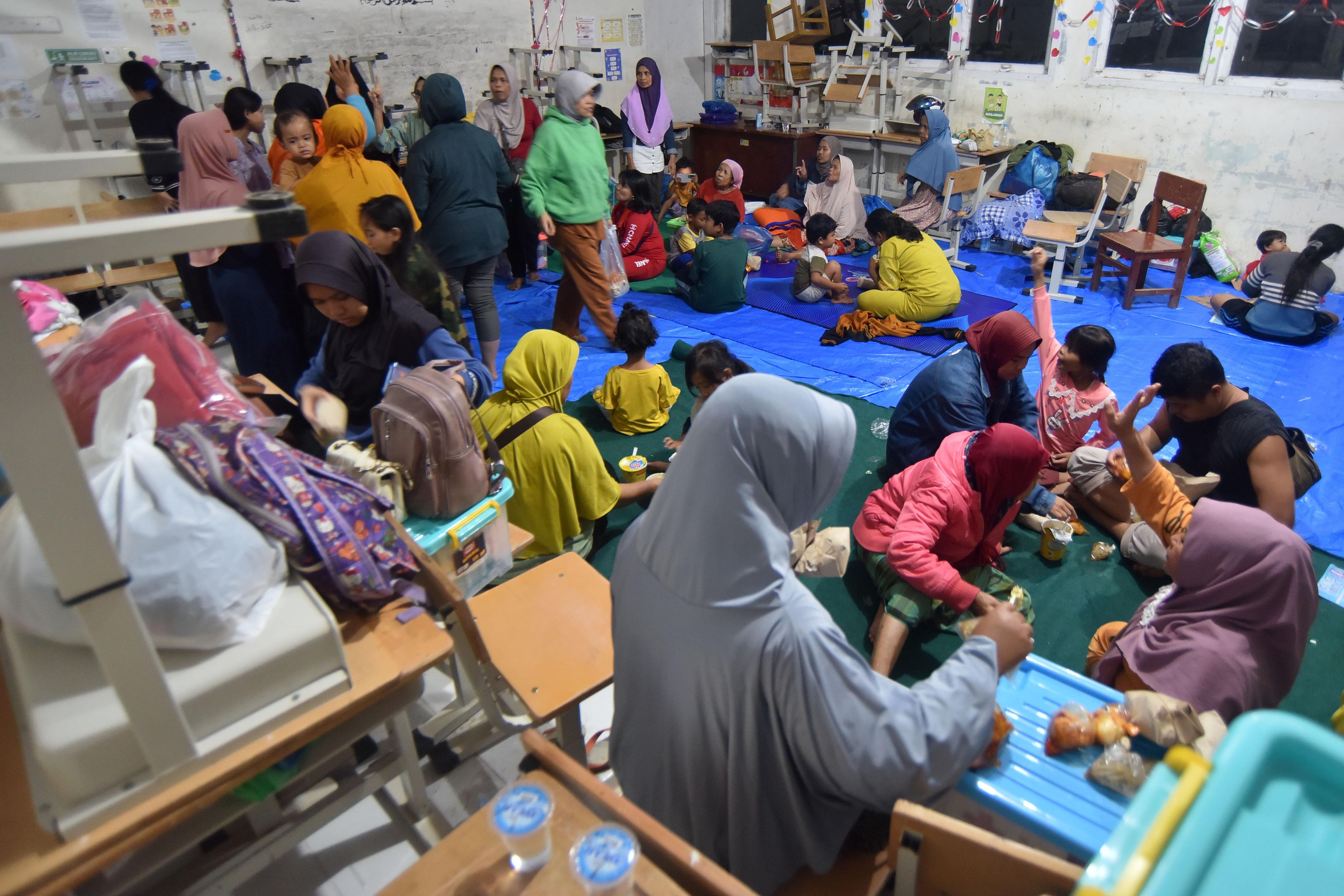 Sejumlah warga berada di Posko Pengungsian korban banjir bandang di Batu Busuk, Pauh, Padang, Sumatera Barat, Rabu (26/11/2025). Banjir bandang yang menerjang pada Selasa (25/11/2025) berdampak kepada 327 jiwa dengan dua rumah dan satu musala rusak, dan sebanyak 167 orang mengungsi karena masih dikhawatirkan terjadi banjir susulan. 