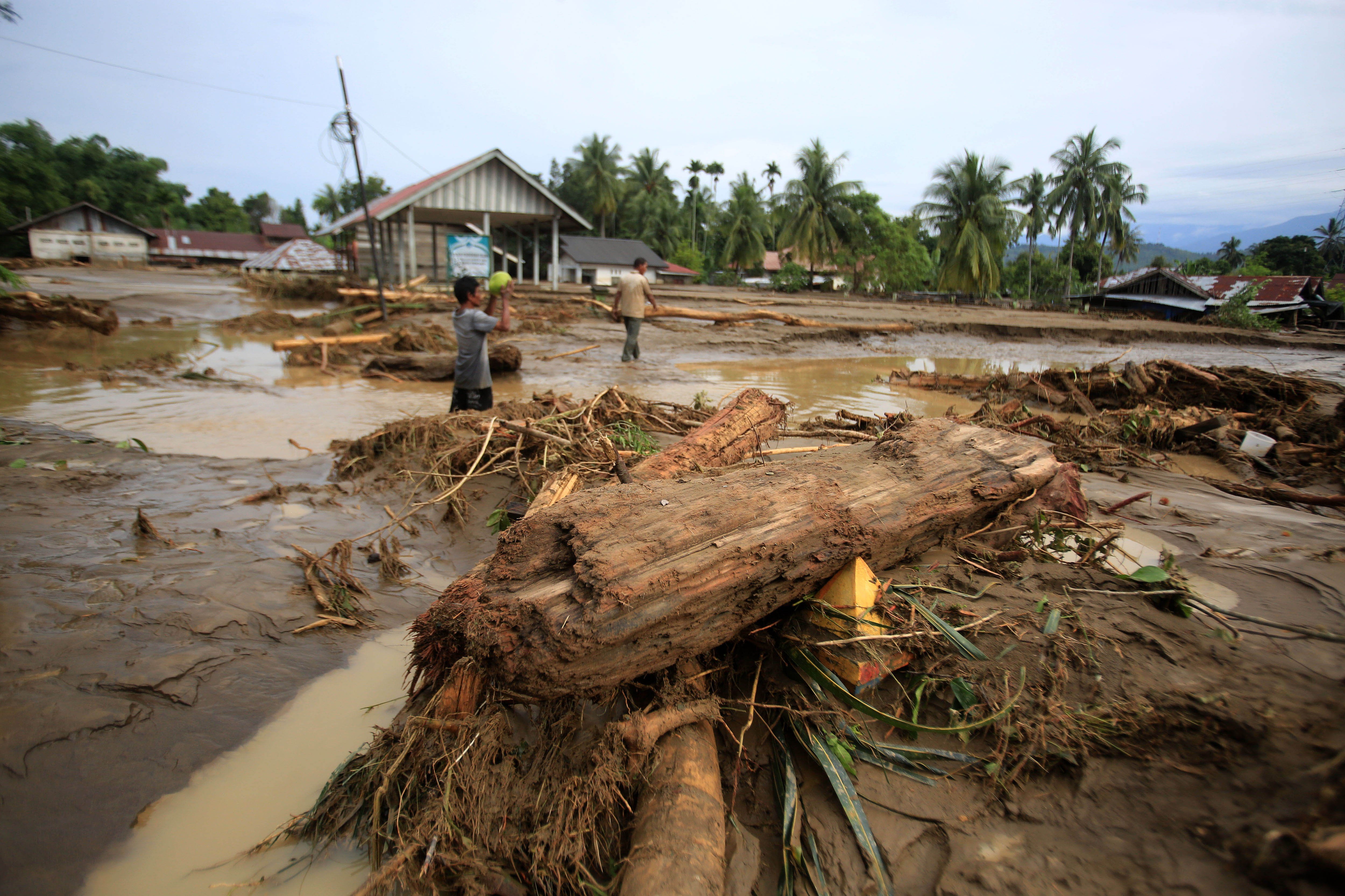 Warga menyaksikan sejumlah rumah rusak tertimbun lumpur dan sampah kayu pascabanjir bandang di Desa Manyang Cut, Kecamatan Meureudu, Kabupaten Pidie, Aceh, Kamis (27/11/2025). Gubernur Aceh Muzakir Manaf menetapkan status darurat bencana hidrometeorologi setelah 16 kabupaten/kota di Aceh dilanda banjir hingga longsor, terhitung 28 November hingga 11 Desember 2025.