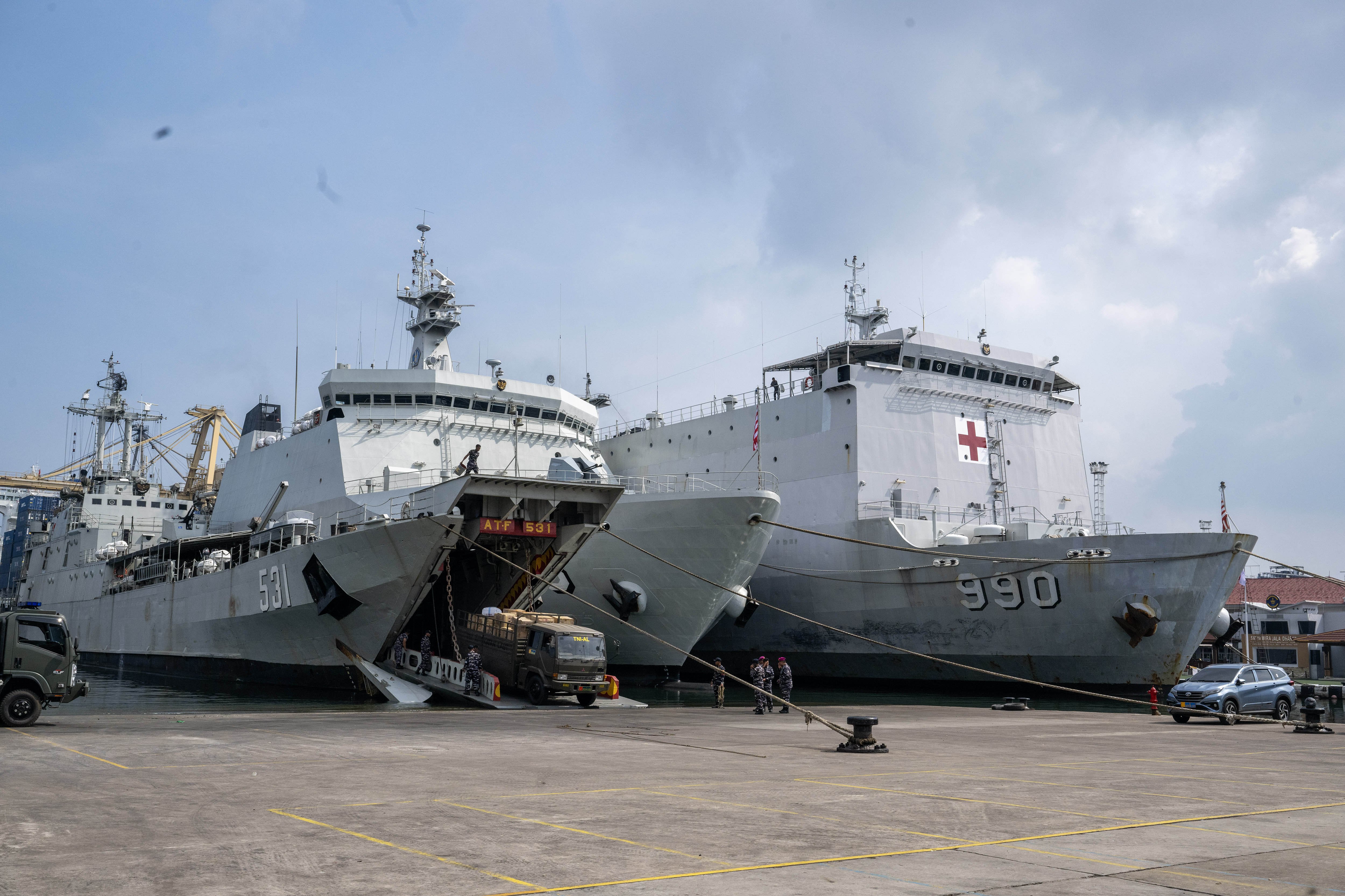 Prajurit TNI AL memuat bantuan kemanusiaan ke wilayah terdampak bencana di Kolinamil TNI AL, Jakarta, Minggu (30/11/2025). TNI AL mengerahkan KRI dr Soeharso, KRI Teluk Gilimanuk, KRI dr Radjiman Wedyodiningrat, KRI Semarang dan KRI Sutedi Senaputra yang membawa tim medis, logistik, personel penyelamat serta lima helikopter guna mendukung operasi pencarian, evakuasi dan distribusi bantuan ke Aceh, Sumatera Utara dan Sumatera Barat.