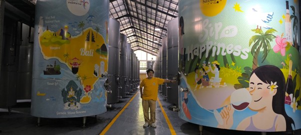 Tangki pendingin untuk menyimpan anggur yang sudah diproses. Foto: Doddy Rosadi/Katadata