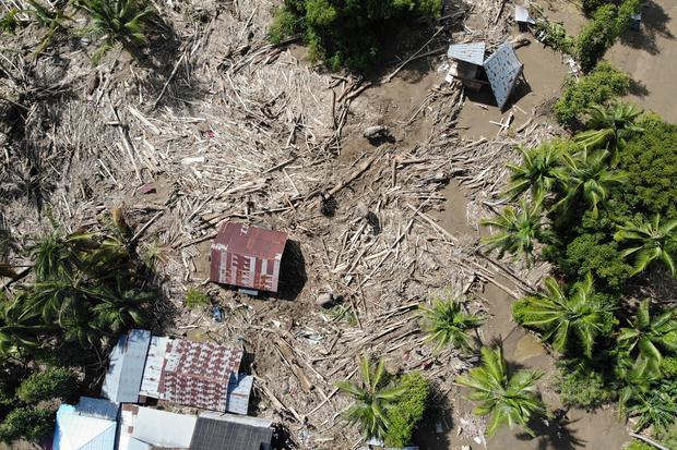 Sejumlah Gajah Sumatera (Elephas maximus sumatranus) jinak yang ditunggangi mahout membersihkan puing kayu yang menutupi jalan dan pemukiman warga akibat bencana alam di Desa Meunasah Bie, Pidie Jaya, Aceh, Senin (8/12/2025). Balai Konservasi Sumber Daya Alam (BKSDA) Aceh mengerahkan empat ekor gajah jinak untuk membantu membersihkan puing kayu yang menutupi rumah penduduk pascabencana banjir bandang di Kabupaten Pidie Jaya.