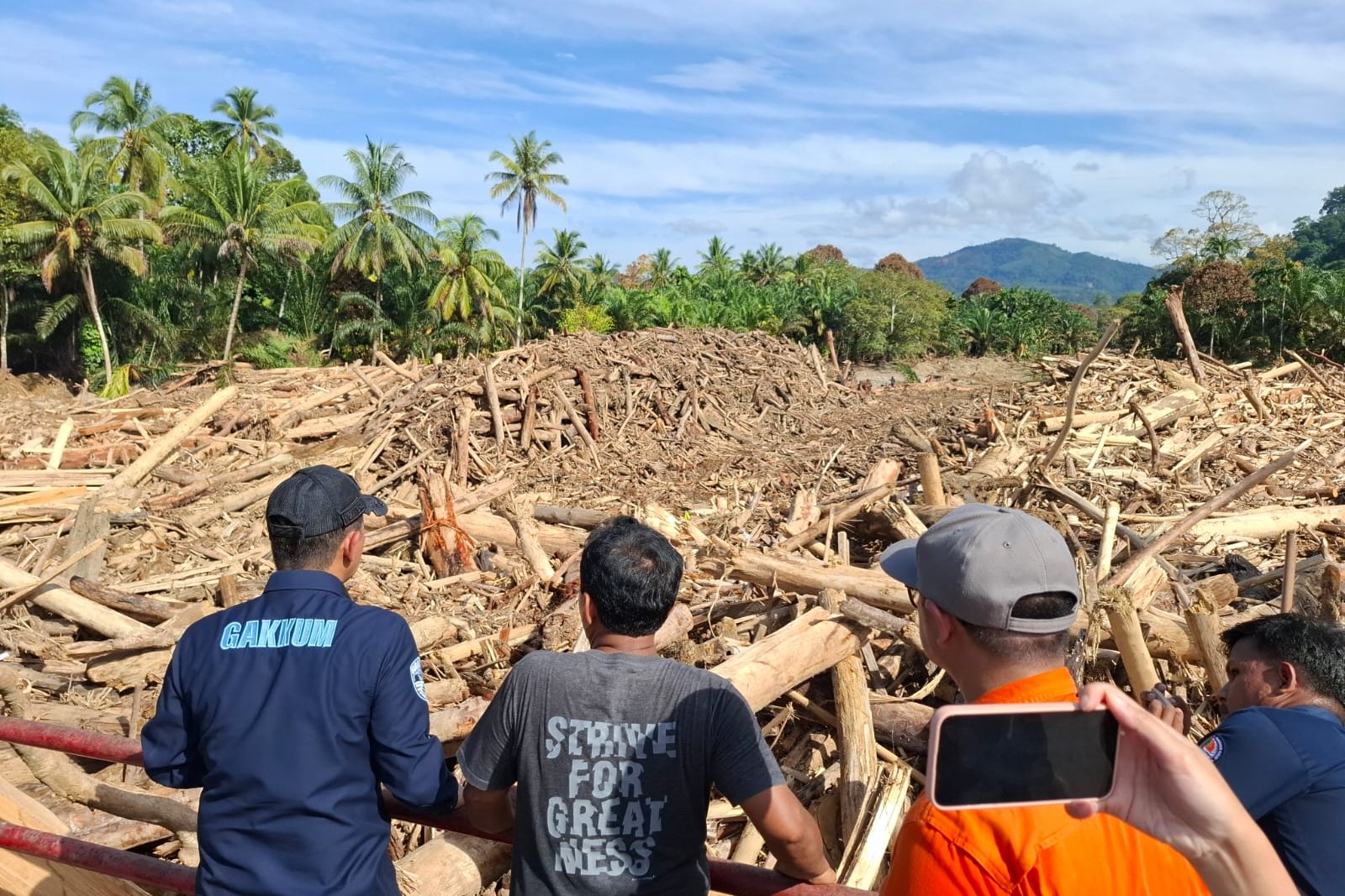 Material kayu di Sungai Garoga, Sumut