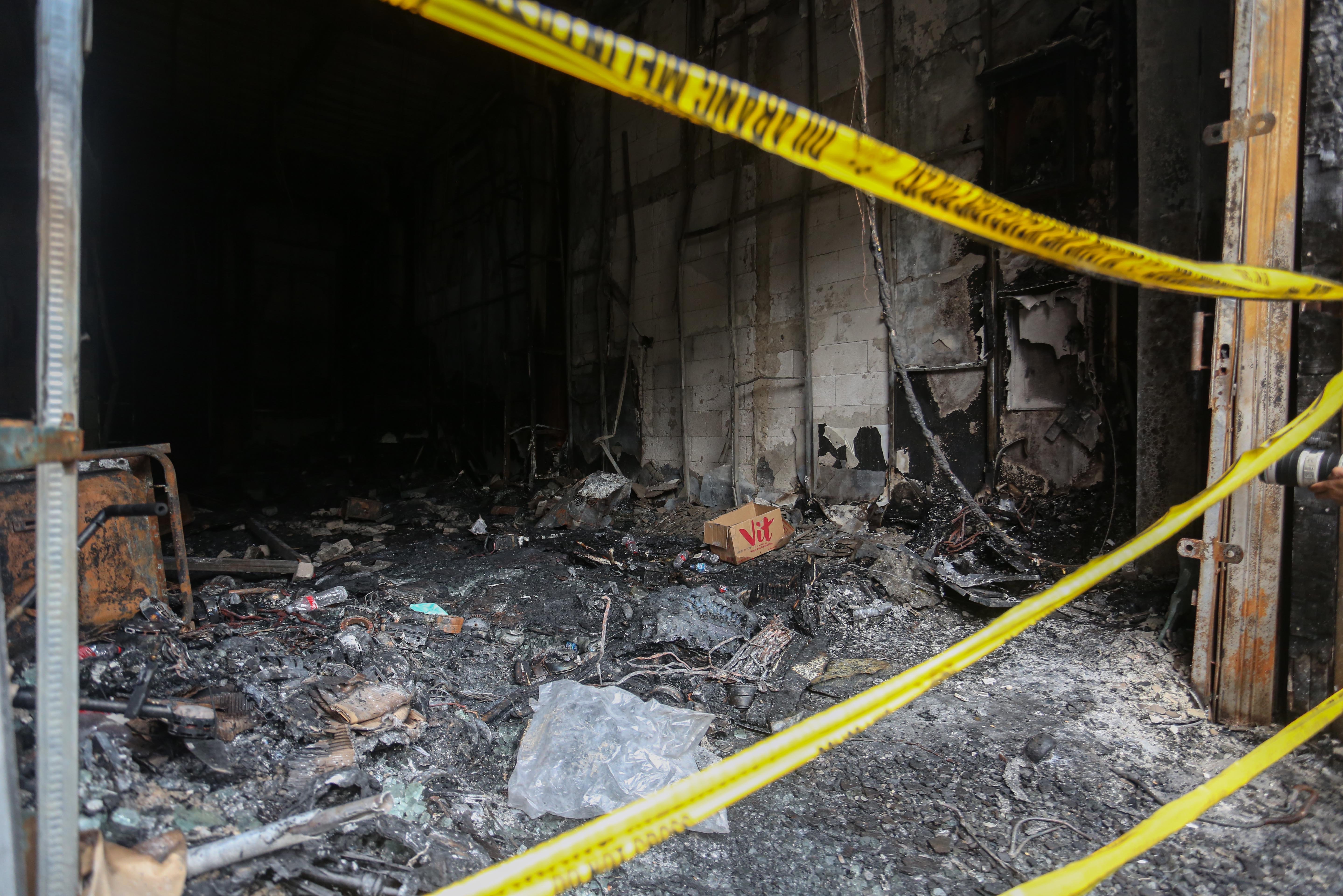 Suasana lantai dasar ruko PT Terra Drone Indonesia usai terbakar di Jalan Letnan Jenderal Suprapto, Cempaka Baru, Kemayoran, Jakarta Pusat, Rabu (10/12/2025). Kebakaran yang menghanguskan roku tujuh lantai yang terjadi pada Selasa (9/12) itu menewaskan 22 orang dengan 15 diantaranya perempuan dan tujuh orang lainnya laki-laki.