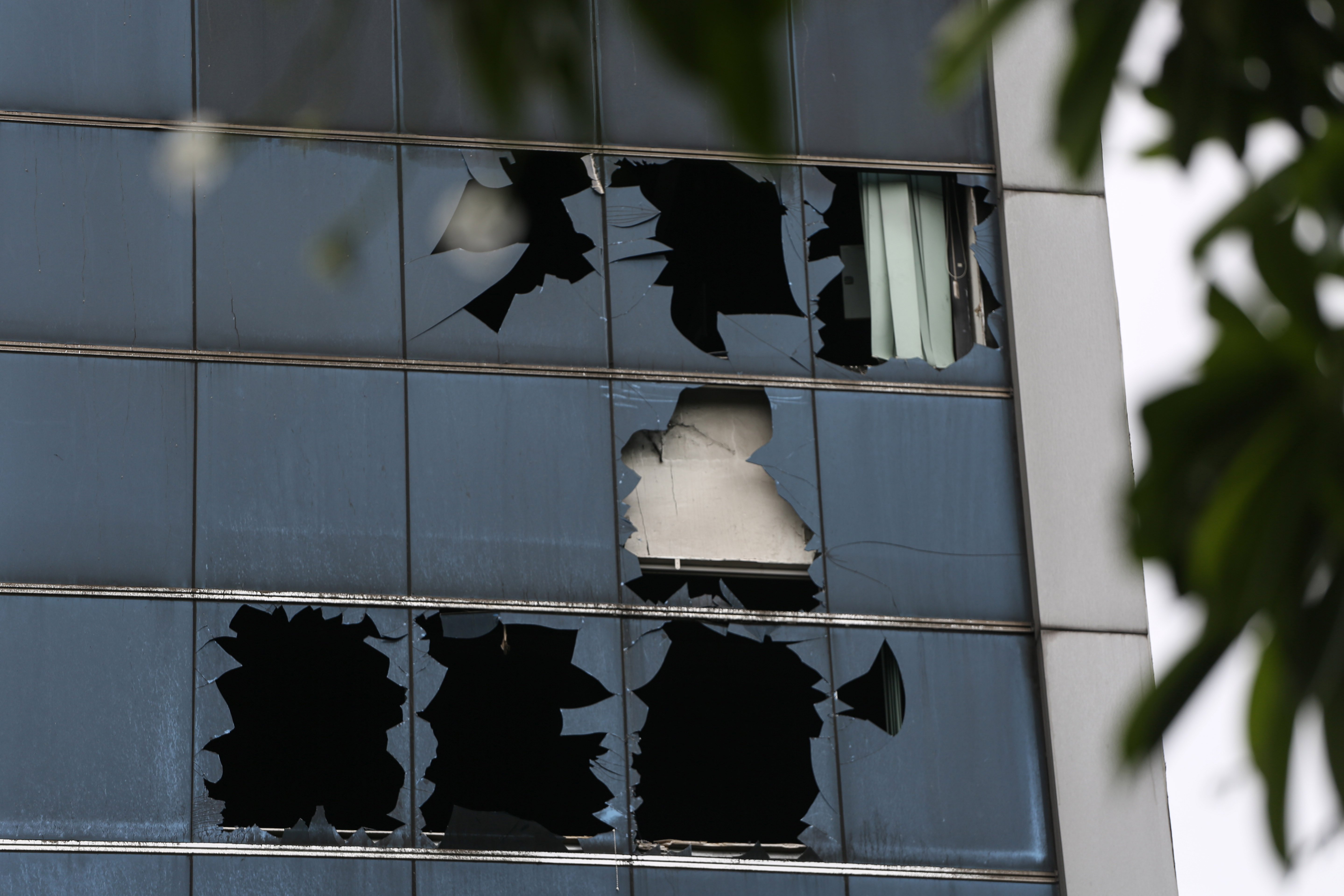 Kaca ruko PT Terra Drone Indonesia yang pecah usai terbakar di Jalan Letnan Jenderal Suprapto, Cempaka Baru, Kemayoran, Jakarta Pusat, Rabu (10/12/2025). Kebakaran yang menghanguskan roku tujuh lantai yang terjadi pada Selasa (9/12) itu menewaskan 22 orang dengan 15 diantaranya perempuan dan tujuh orang lainnya laki-laki.