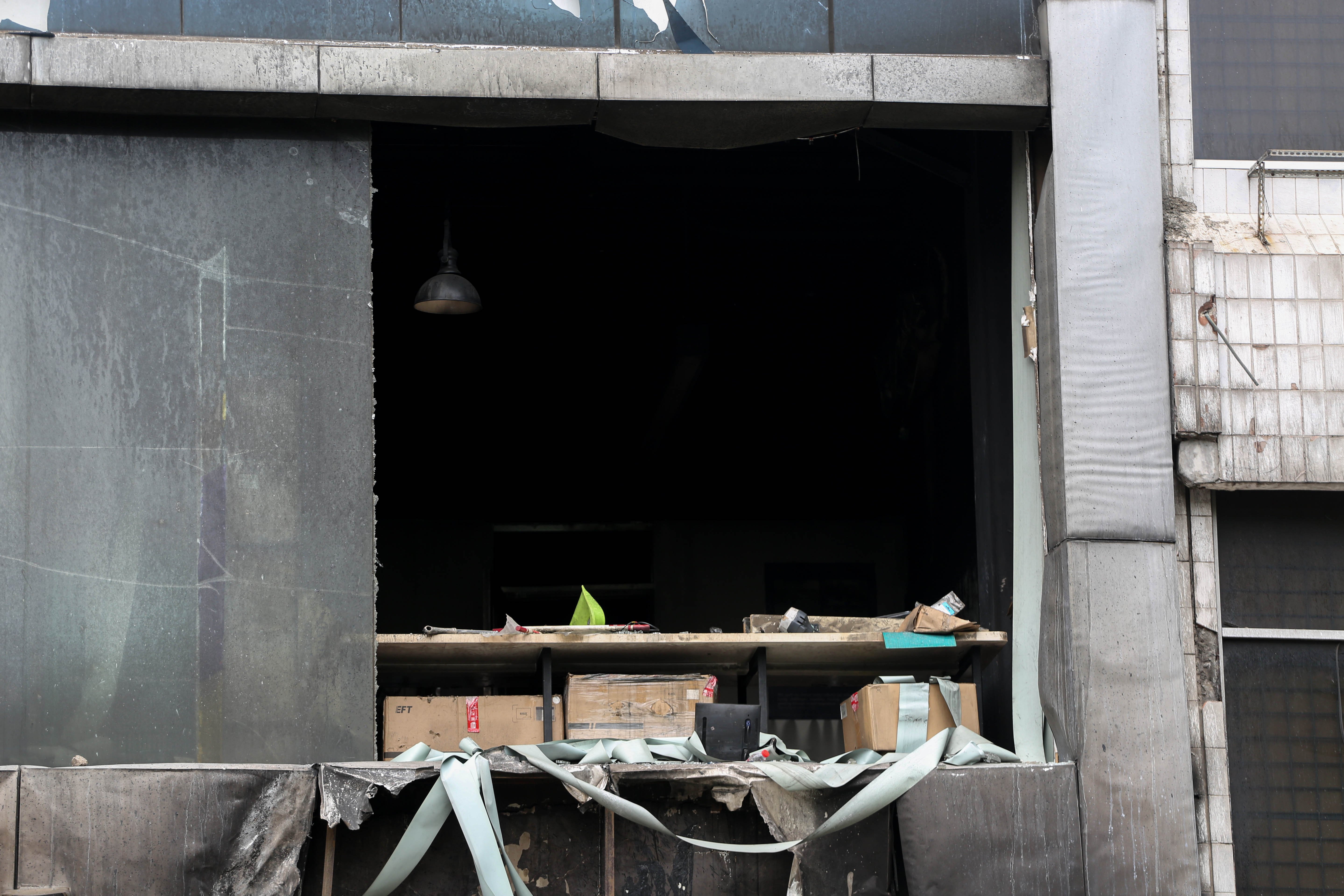 Bagian ruko PT Terra Drone Indonesia usai terbakar di Jalan Letnan Jenderal Suprapto, Cempaka Baru, Kemayoran, Jakarta Pusat, Rabu (10/12/2025). Kebakaran yang menghanguskan roku tujuh lantai yang terjadi pada Selasa (9/12) itu menewaskan 22 orang dengan 15 diantaranya perempuan dan tujuh orang lainnya laki-laki.