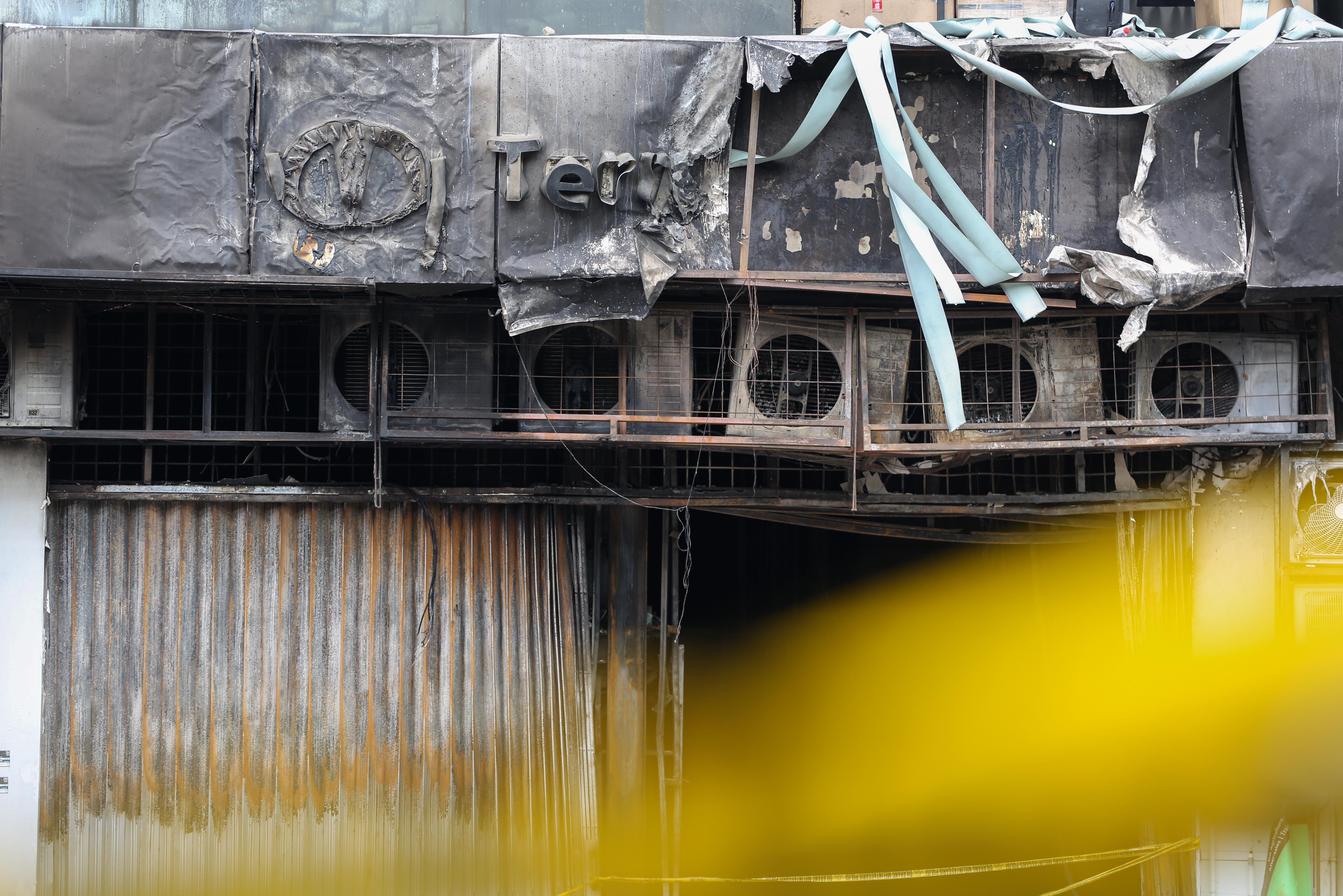 Bagian ruko PT Terra Drone Indonesia usai terbakar di Jalan Letnan Jenderal Suprapto, Cempaka Baru, Kemayoran, Jakarta Pusat, Rabu (10/12/2025). Kebakaran yang menghanguskan roku tujuh lantai yang terjadi pada Selasa (9/12) itu menewaskan 22 orang dengan 15 diantaranya perempuan dan tujuh orang lainnya laki-laki.