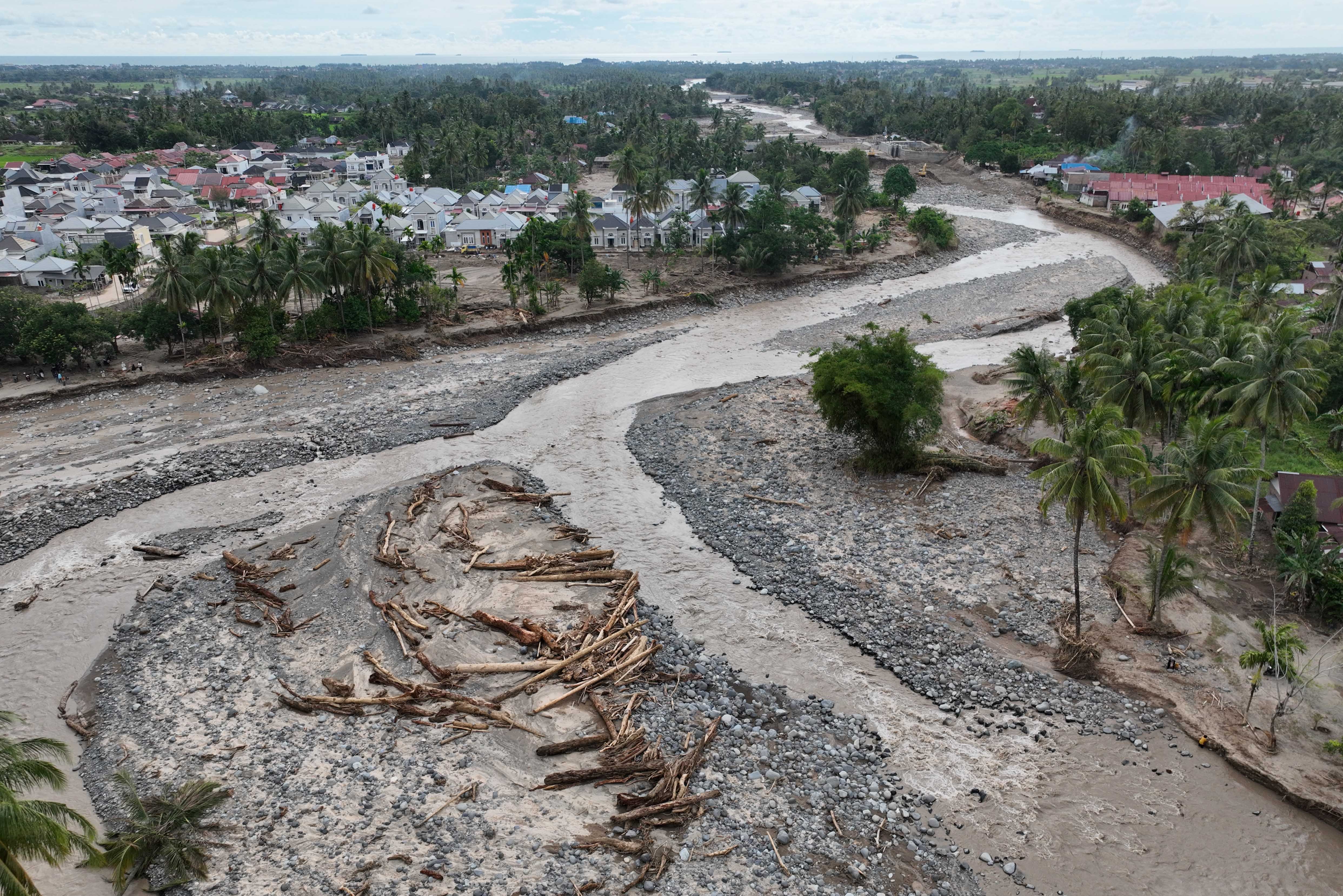 Foto udara sungai yang melebar setelah banjir bandang di Kampung Apa, Kecamatan Koto Tangah, Padang, Sumatera Barat, Jumat (5/12/2025). Derasnya aliran air dengan material gelondongan kayu dan batu besar yang ikut terbawa hingga menyebabkan bendungan jebol saat banjir bandang melanda kawasan tersebut pada Kamis (27/11) mengakibatkan delapan orang meninggal dunia dan 18 rumah hilang tersapu air.
