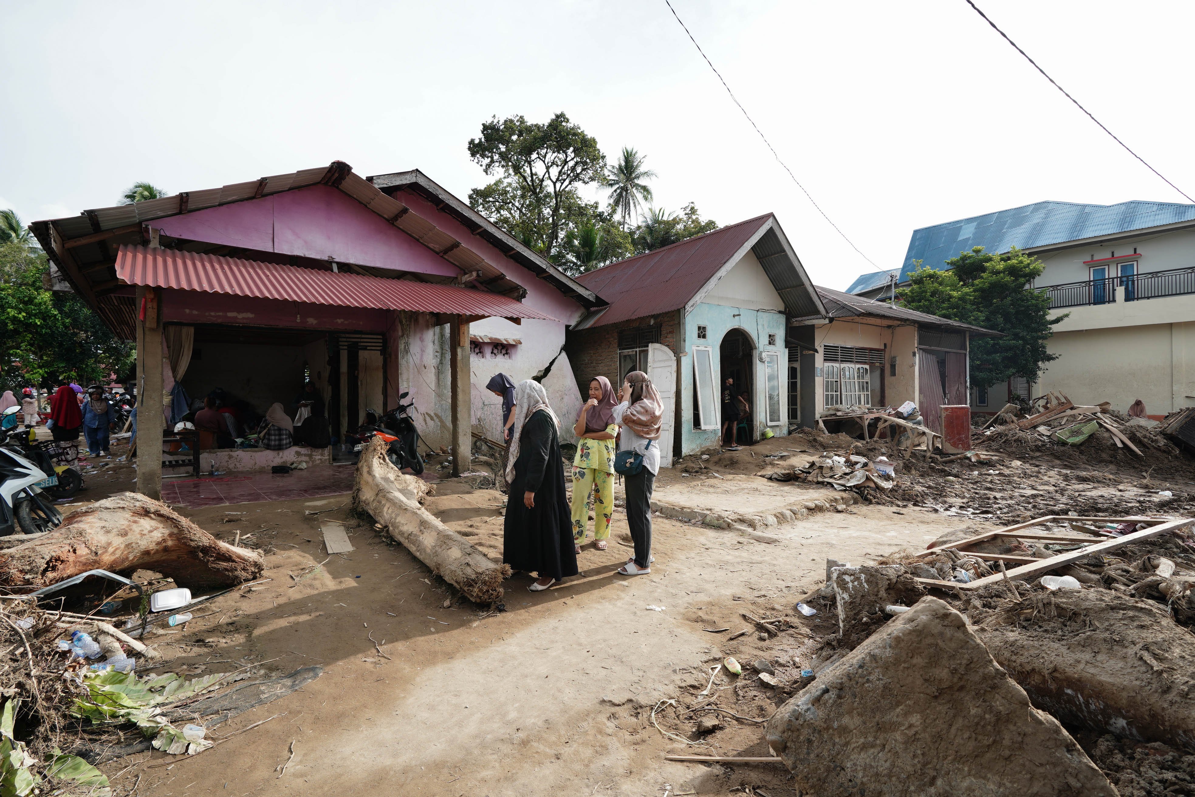 Warga melihat kondisi rumahnya yang rusak akibat banjir bandang di Kampung Apa, Kecamatan Koto Tangah, Padang, Sumatera Barat, Jumat (5/12/2025). Derasnya aliran air dengan material gelondongan kayu dan batu besar yang ikut terbawa hingga menyebabkan bendungan jebol saat banjir bandang melanda kawasan tersebut pada Kamis (27/11) mengakibatkan delapan orang meninggal dunia dan 18 rumah hilang tersapu air.