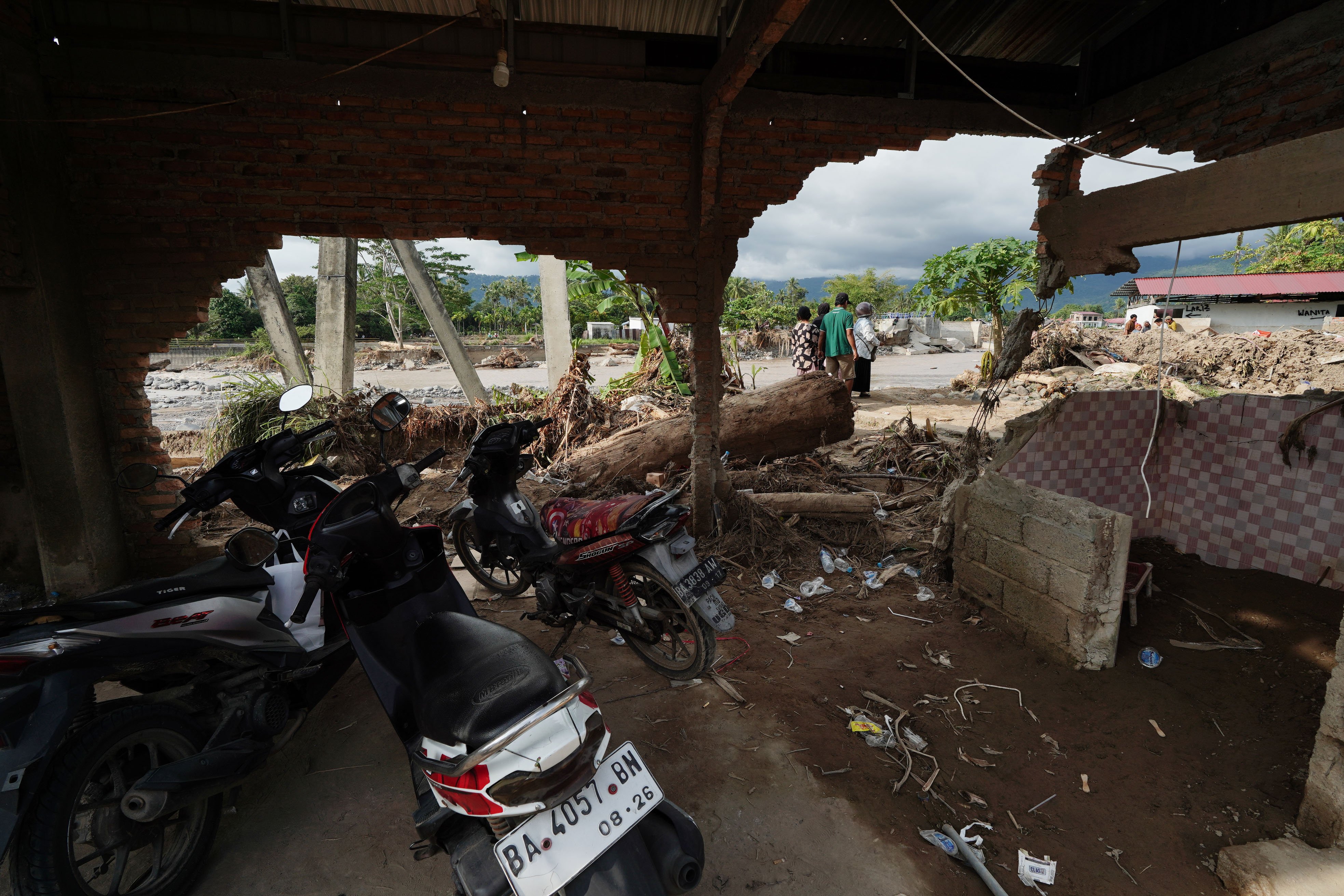Kondisi rumah warga yang rusak akibat banjir bandang di Kampung Apa, Kecamatan Koto Tangah, Padang, Sumatera Barat, Jumat (5/12/2025). Derasnya aliran air dengan material gelondongan kayu dan batu besar yang ikut terbawa hingga menyebabkan bendungan jebol saat banjir bandang melanda kawasan tersebut pada Kamis (27/11) mengakibatkan delapan orang meninggal dunia dan 18 rumah hilang tersapu air.