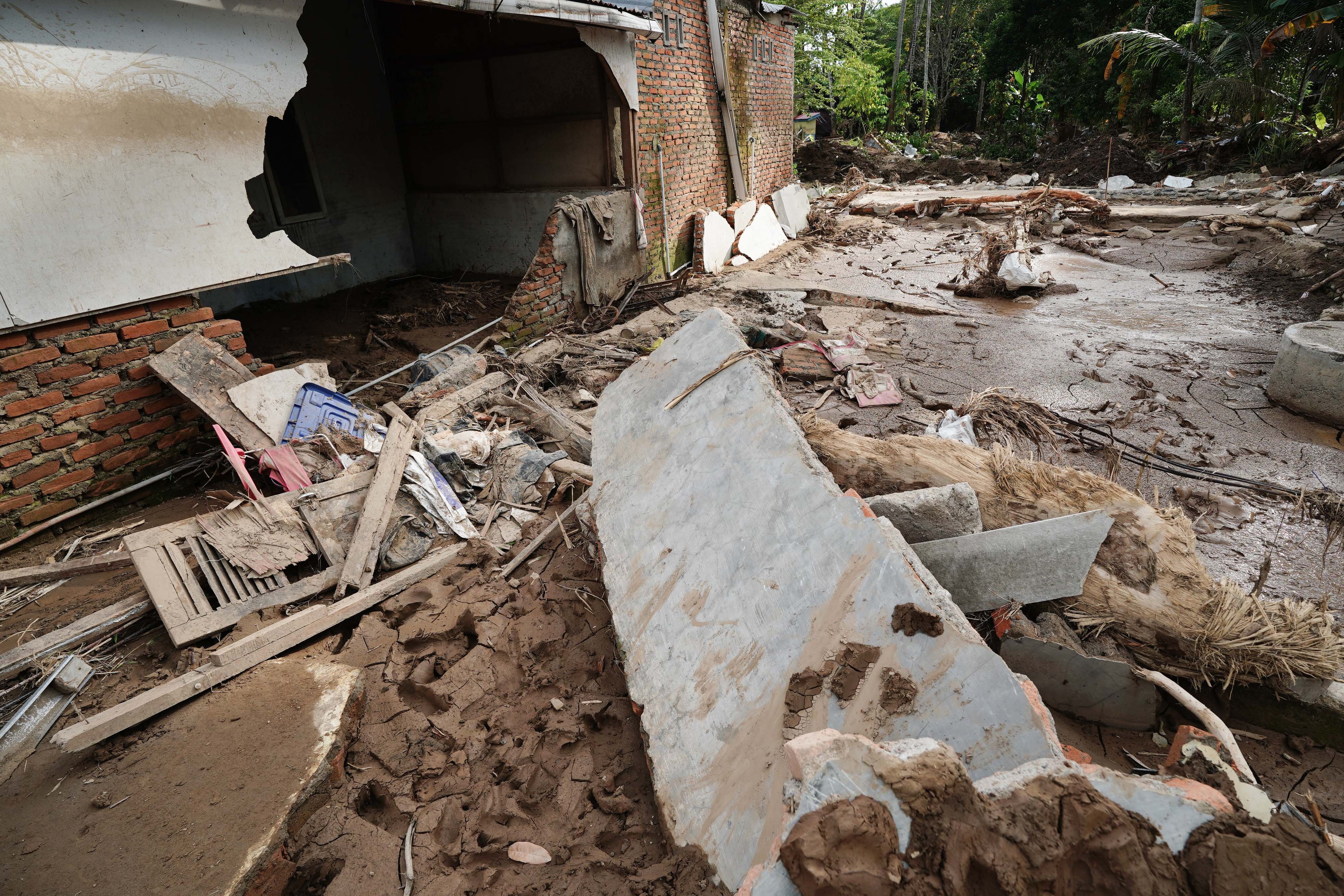 Kondisi rumah warga yang rusak akibat banjir bandang di Kampung Apa, Kecamatan Koto Tangah, Padang, Sumatera Barat, Jumat (5/12/2025). Derasnya aliran air dengan material gelondongan kayu dan batu besar yang ikut terbawa hingga menyebabkan bendungan jebol saat banjir bandang melanda kawasan tersebut pada Kamis (27/11) mengakibatkan delapan orang meninggal dunia dan 18 rumah hilang tersapu air.