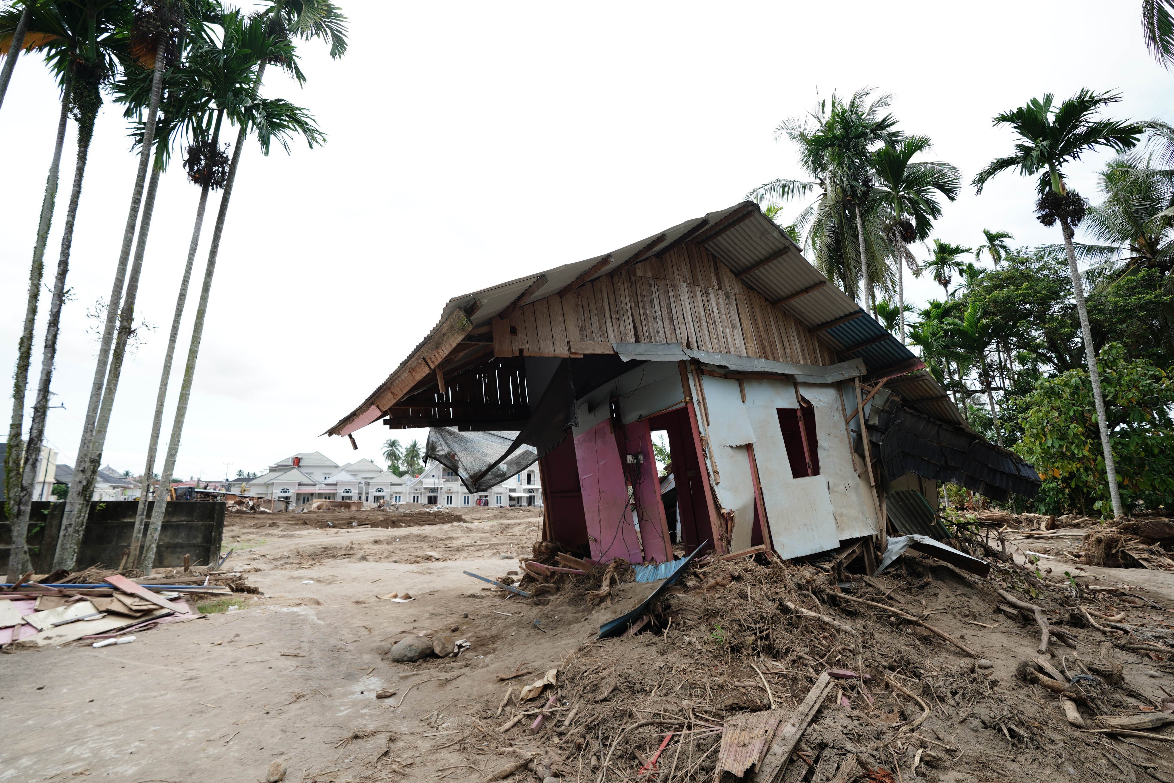 Salah satu rumah warga yang rusak akibat banjir bandang di Kampung Apa, Kecamatan Koto Tangah, Padang, Sumatera Barat, Jumat (5/12/2025). Derasnya aliran air dengan material gelondongan kayu dan batu besar yang ikut terbawa hingga menyebabkan bendungan jebol saat banjir bandang melanda kawasan tersebut pada Kamis (27/11) mengakibatkan delapan orang meninggal dunia dan 18 rumah hilang tersapu air.