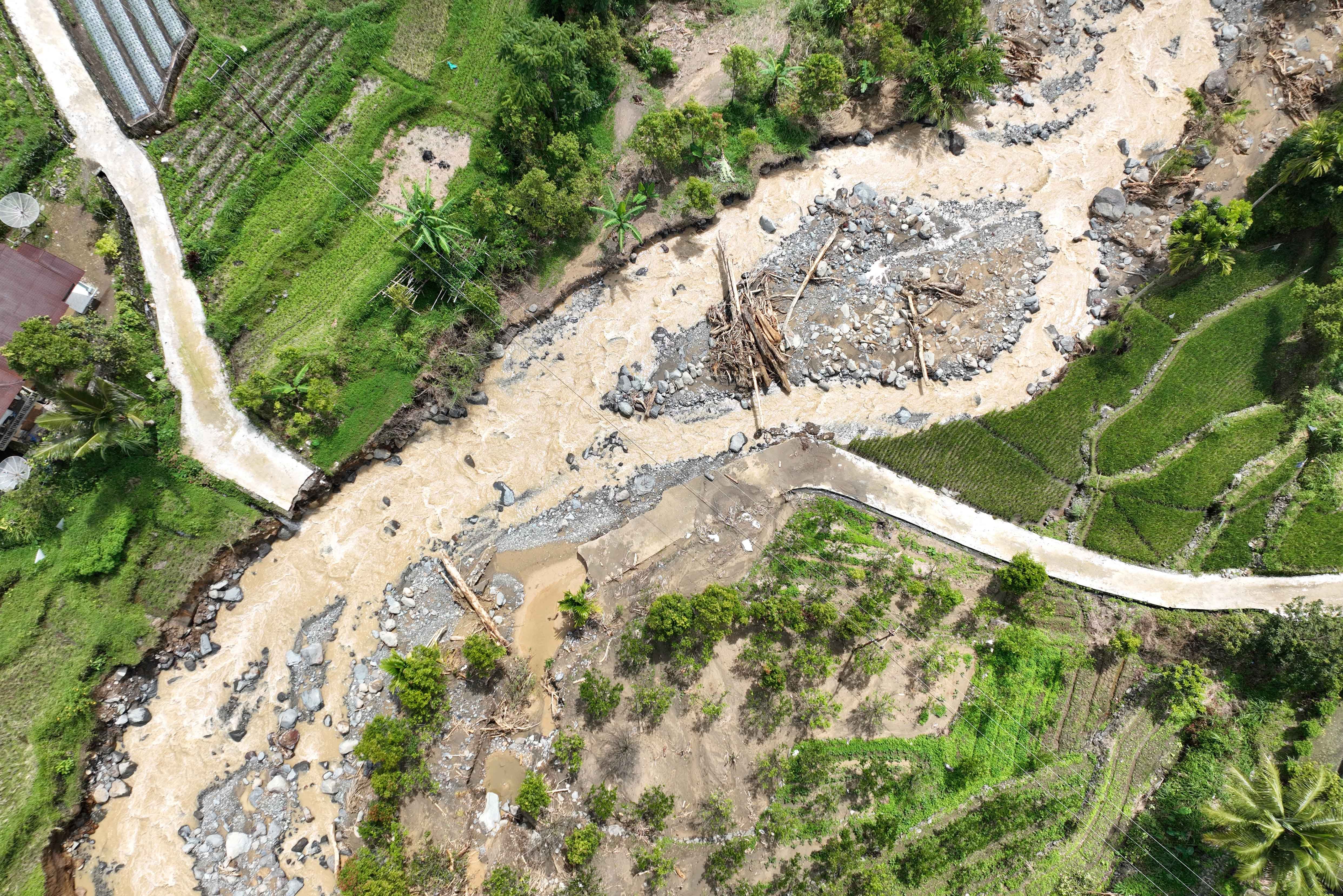 Foto udara jalan yang rusak akibat banjir bandang di Kecamatan Malalak, Kabupaten Agam, Sumatera Barat, Minggu (7/12/2025). Sebanyak tiga dusun atau jorong di wilayah tersebut masih terisolir karena terputusnya akses jalan sehingga membuat distribusi logistik terhambat.