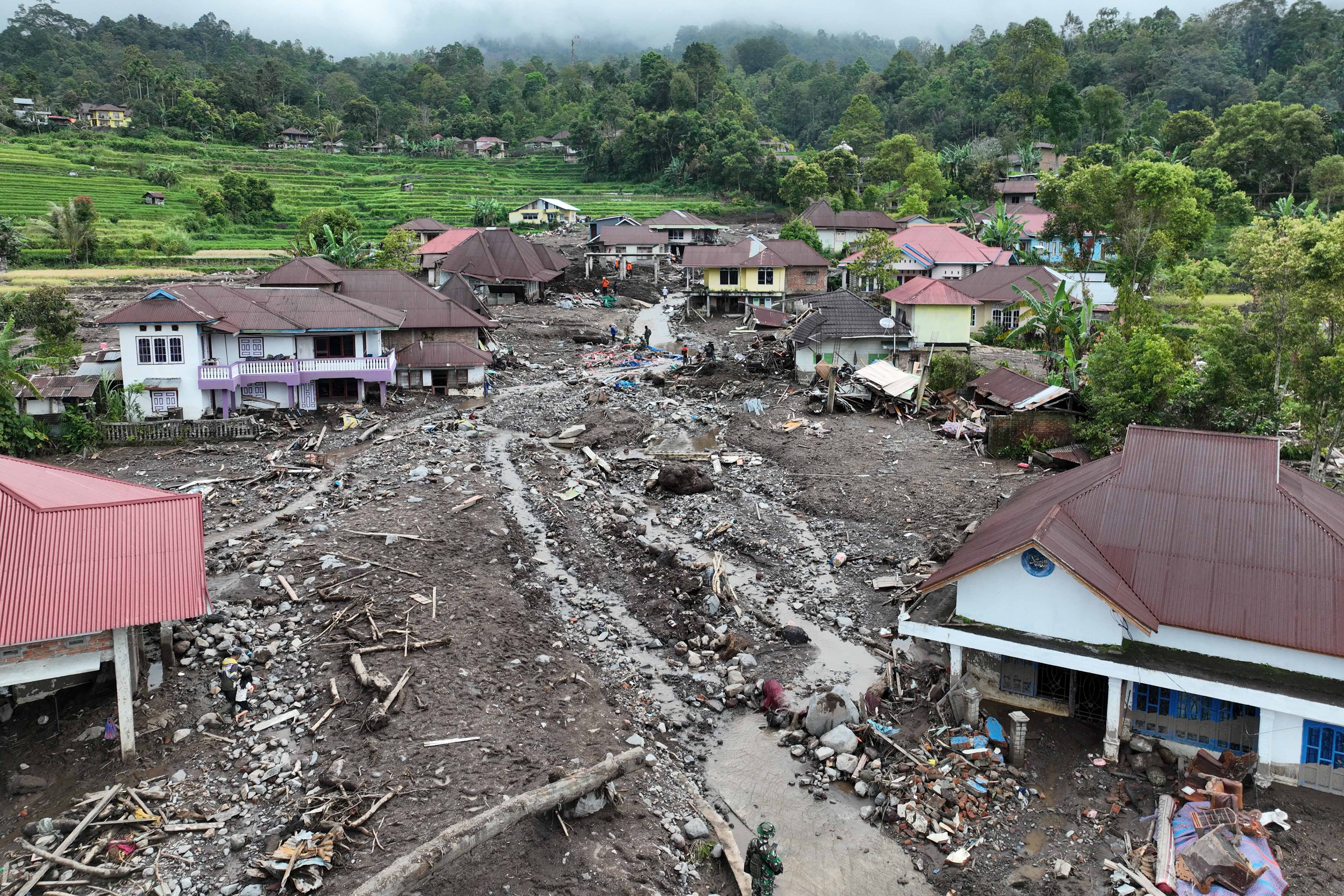 Foto udara pemukiman warga yang rusak akibat diterjang banjir bandang dan tanah longsor di Kecamatan Malalak, Kabupaten Agam, Sumatera Barat, Minggu (7/12/2025). Sebanyak tiga dusun atau jorong di wilayah tersebut masih terisolir karena terputusnya akses jalan sehingga membuat distribusi logistik terhambat.