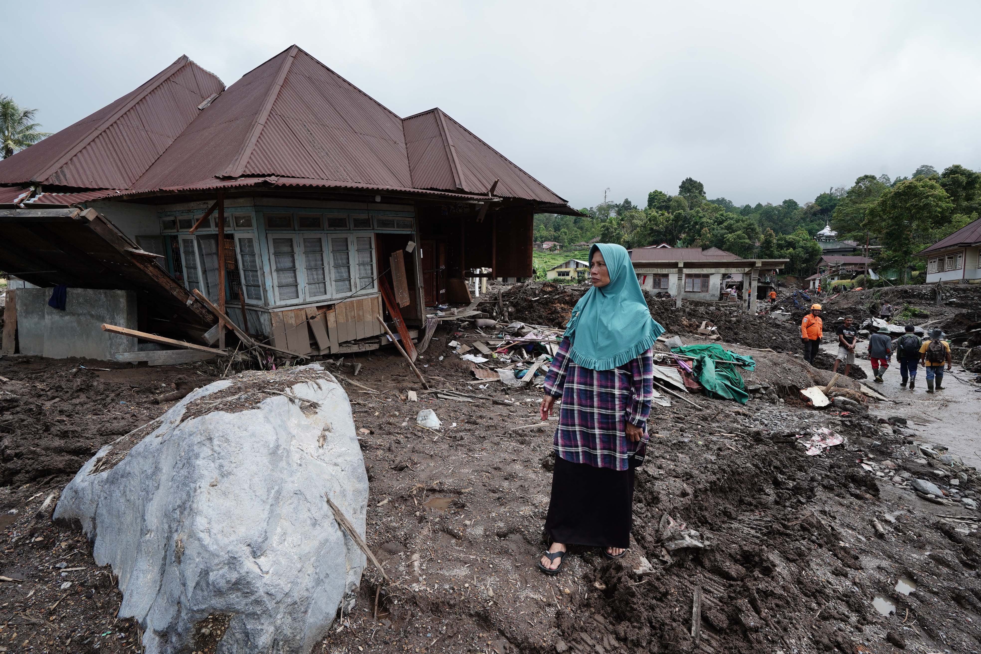 Warga melihat kondisi rumahnya yang rusak akibat diterjang banjir bandang dan tanah longsor di Kecamatan Malalak, Kabupaten Agam, Sumatera Barat, Minggu (7/12/2025). Sebanyak tiga dusun atau jorong di wilayah tersebut masih terisolir karena terputusnya akses jalan sehingga membuat distribusi logistik terhambat.