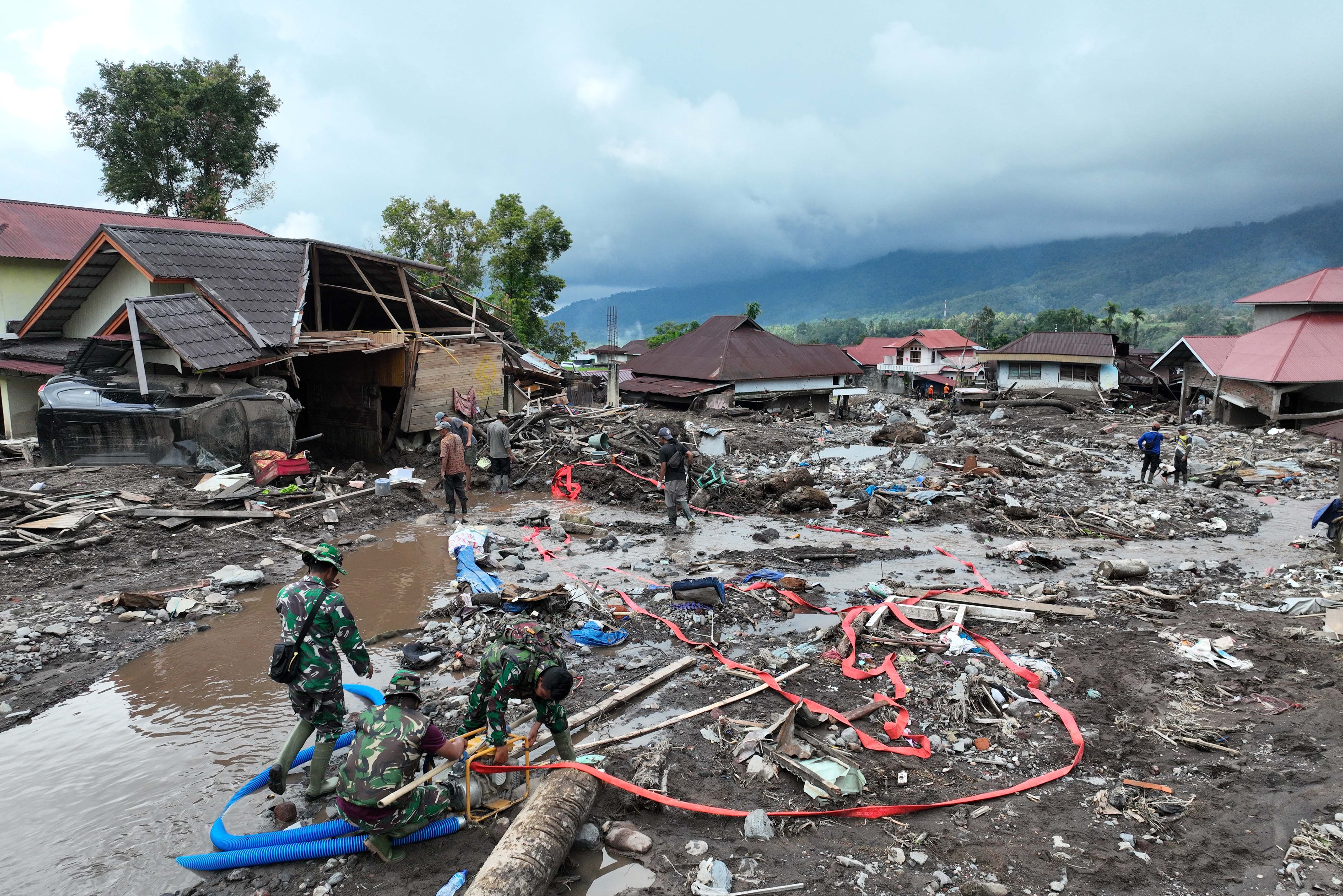 Foto udara pemukiman warga yang rusak setelah diterjang banjir bandang dan tanah longsor di Kecamatan Malalak, Kabupaten Agam, Sumatera Barat, Minggu (7/12/2025). Sebanyak tiga dusun atau jorong di wilayah tersebut masih terisolir karena terputusnya akses jalan sehingga membuat distribusi logistik terhambat.