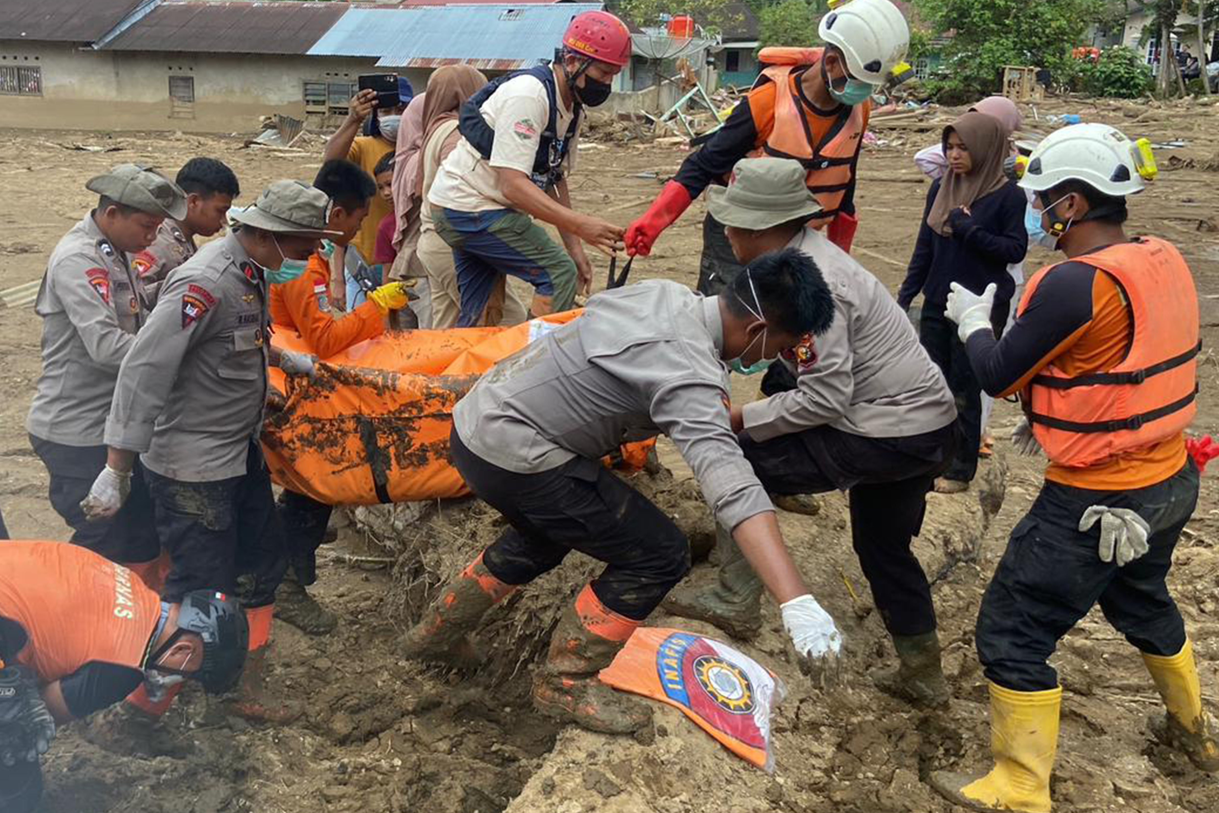 Personel Kepolisian bersama Basarnas menemukan jenazah korban banjir bandang di Salareh Aia, Palembayan, Sumatera Barat, Sabtu (6/12/2025). Banjir bandang yang menerjang kawasan itu pada Kamis (27/11) menyebabkan rumah warga rusak dan 122 orang meninggal dunia. 