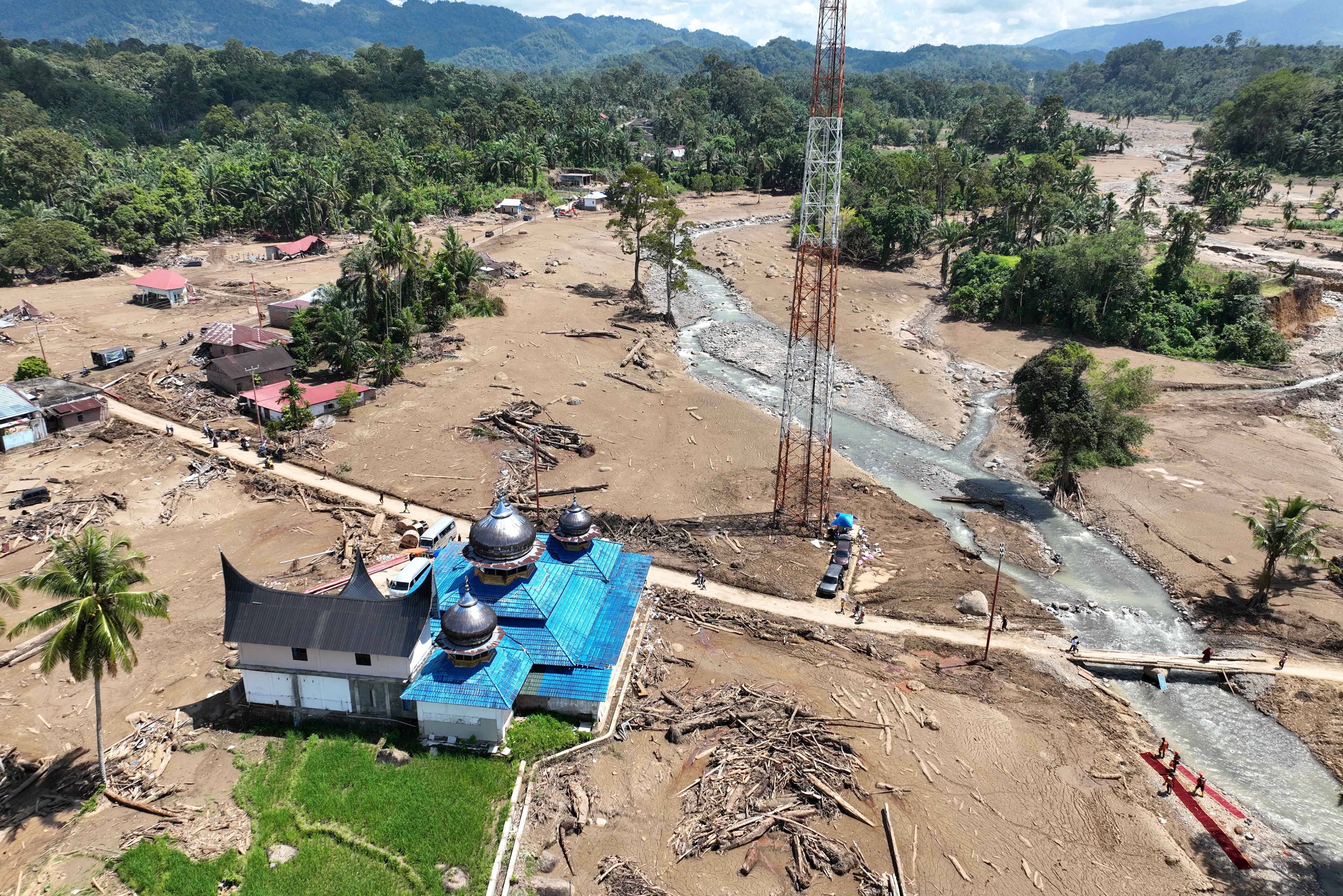 Foto udara pemukiman warga yang rusak akibat banjir bandang di Salareh Aia, Palembayan, Sumatera Barat, Sabtu (6/12/2025). Banjir bandang yang menerjang kawasan itu pada Kamis (27/11) menyebabkan rumah warga rusak dan 122 orang meninggal dunia. 