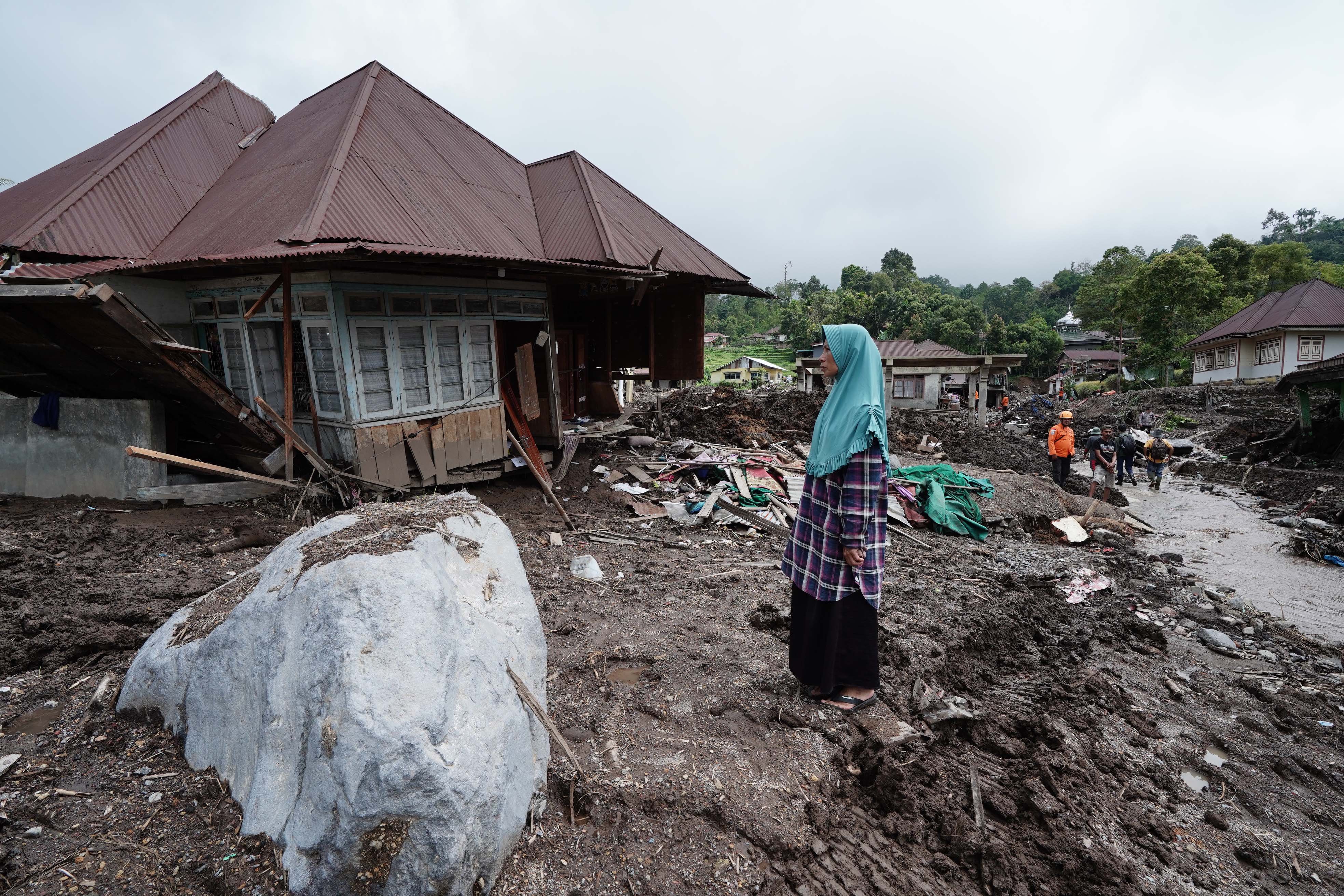 Warga melihat kondisi rumahnya yang rusak akibat diterjang banjir bandang dan tanah longsor di Kecamatan Malalak, Kabupaten Agam, Sumatera Barat, Minggu (7/12/2025). Sebanyak tiga dusun atau jorong di wilayah tersebut masih terisolir karena terputusnya akses jalan sehingga membuat distribusi logistik terhambat.