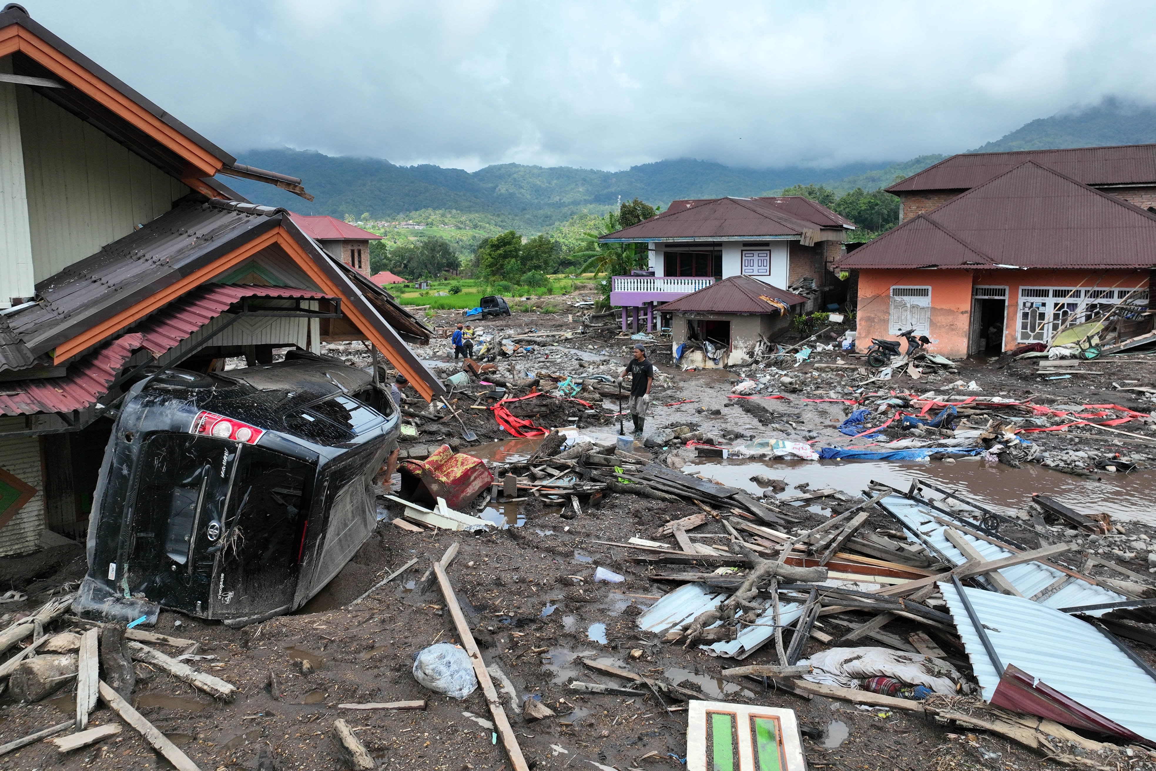Foto udara pemukiman warga yang rusak setelah diterjang banjir bandang dan tanah longsor di Kecamatan Malalak, Kabupaten Agam, Sumatera Barat, Minggu (7/12/2025). Sebanyak tiga dusun atau jorong di wilayah tersebut masih terisolir karena terputusnya akses jalan sehingga membuat distribusi logistik terhambat