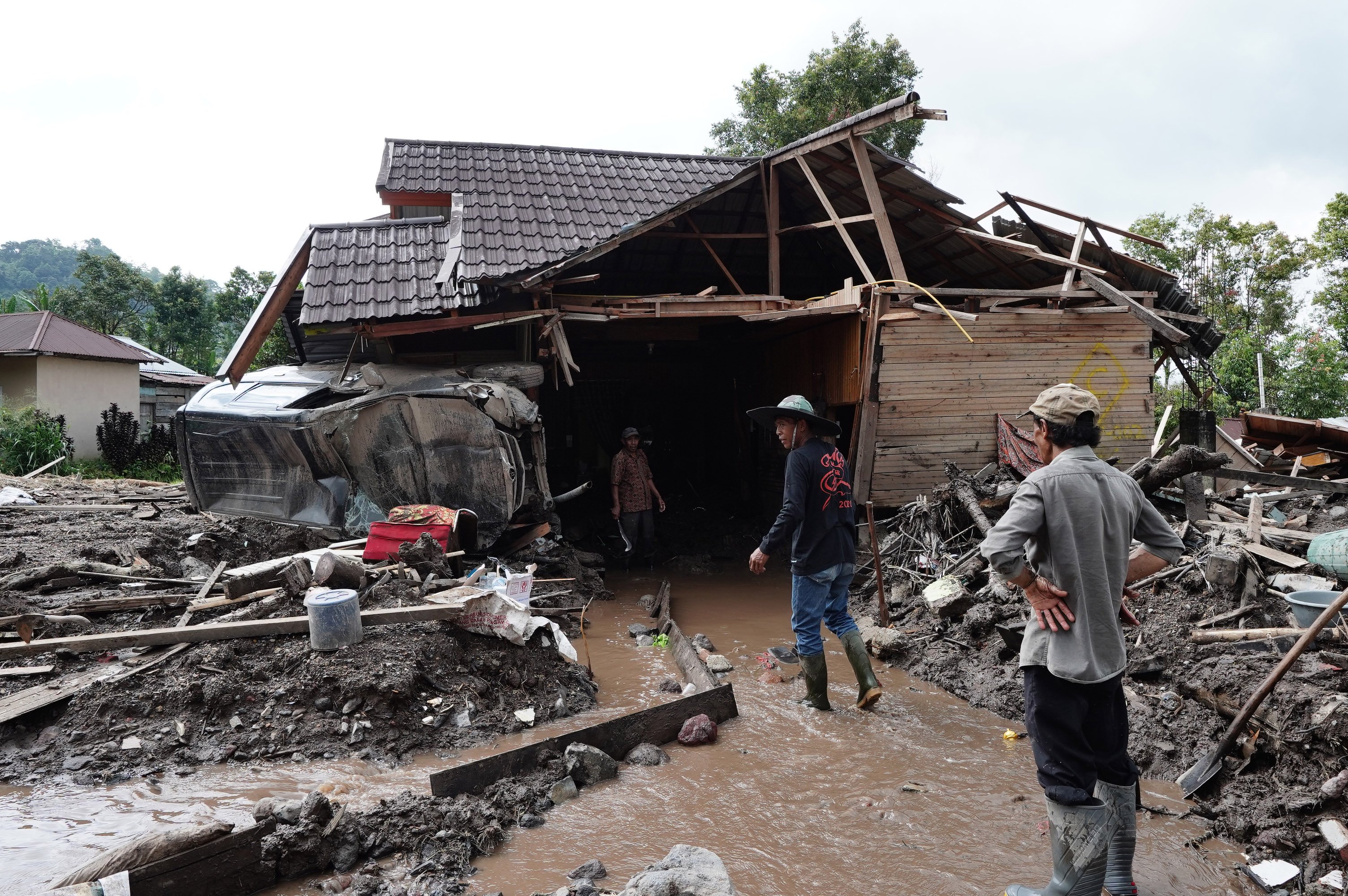 Warga melihat kondisi rumahnya yang rusak akibat diterjang banjir bandang dan tanah longsor di Kecamatan Malalak, Kabupaten Agam, Sumatera Barat, Minggu (7/12/2025). Sebanyak tiga dusun atau jorong di wilayah tersebut masih terisolir karena terputusnya akses jalan sehingga membuat distribusi logistik terhambat.
