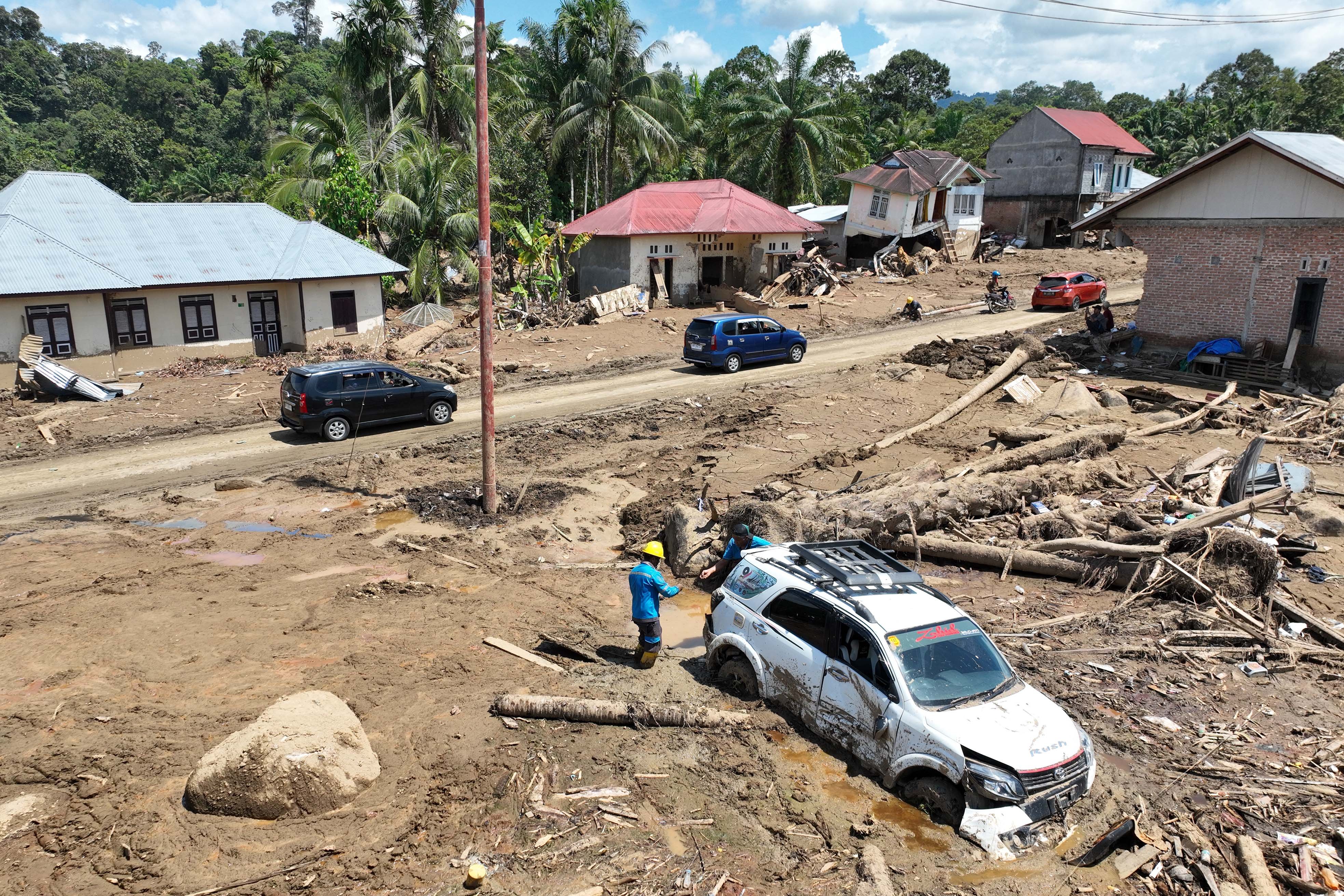 Foto udara pemukiman warga yang rusak akibat banjir bandang di Salareh Aia, Palembayan, Sumatera Barat, Sabtu (6/12/2025). Banjir bandang yang menerjang kawasan itu pada Kamis (27/11) menyebabkan rumah warga rusak dan 122 orang meninggal dunia.