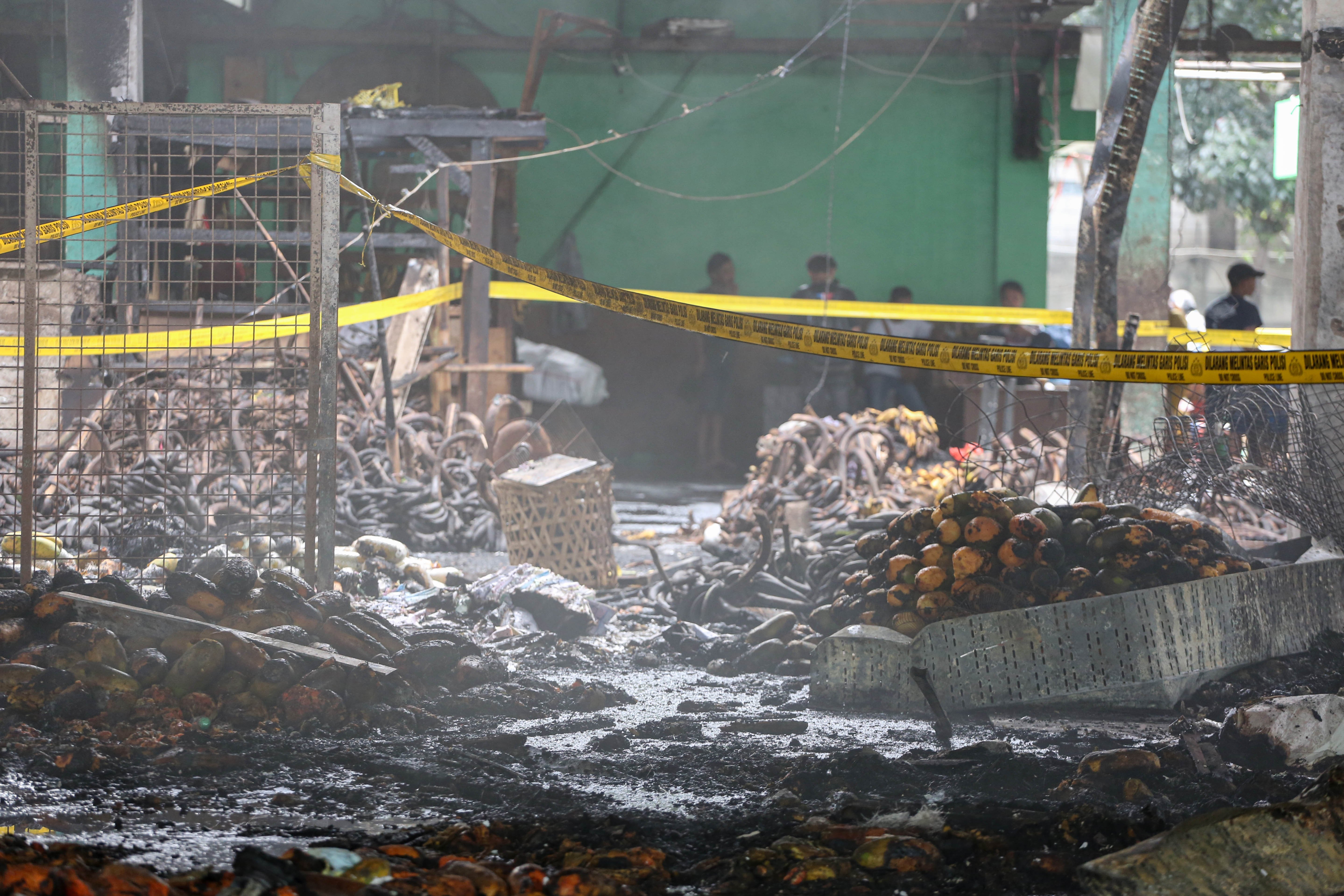 Barang dagangan pedagang yang terbakar di Pasar Induk Kramat Jati, Jakarta Timur, Senin (15/12/2025). Kebakaran yang diduga akibat korsleting listrik tersebut menyebabkan 350 kios pedagang hangus terbakar dengan kerugian mencapai Rp10 miliar.