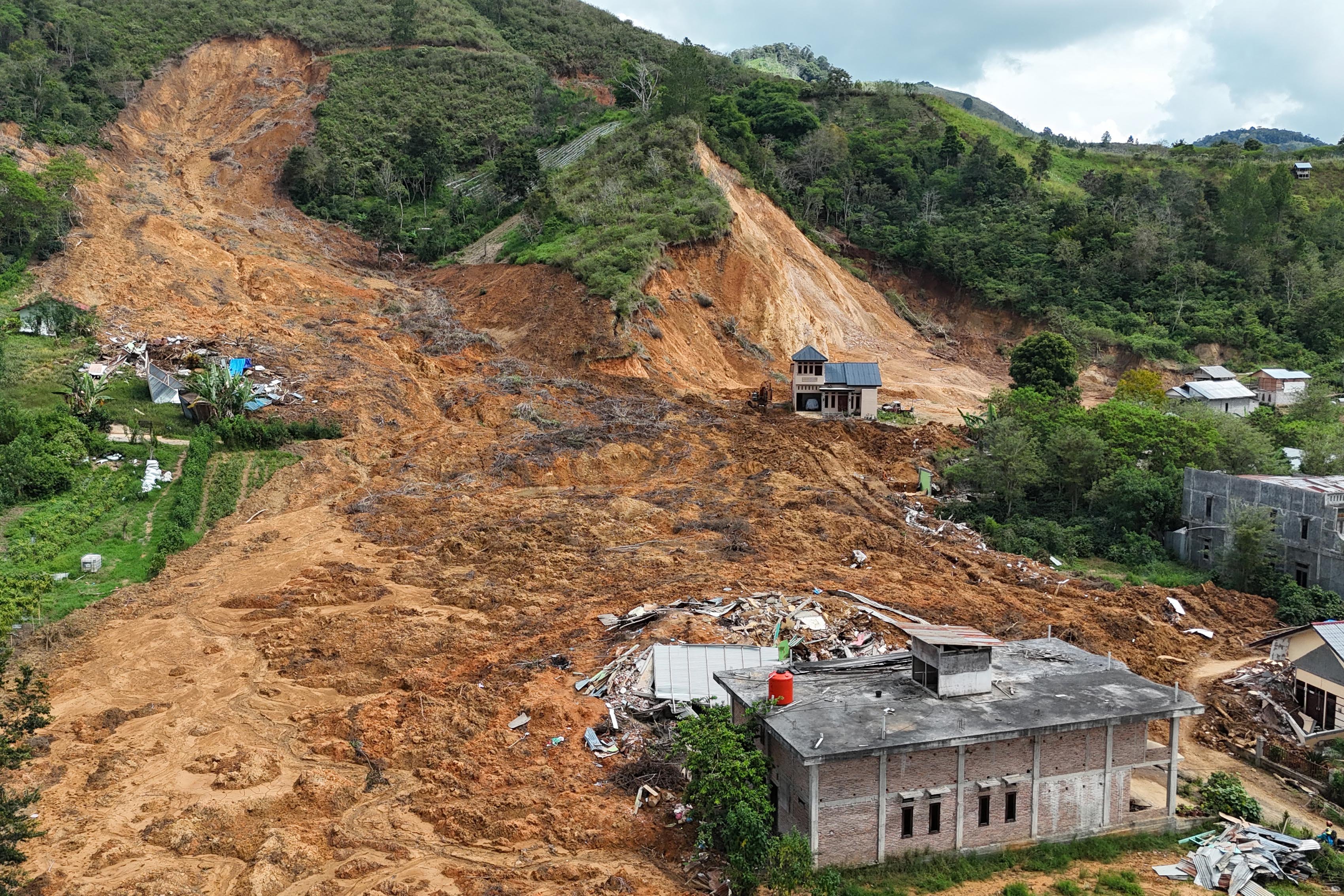 Kerusakan pascabencana longsor di Desa Mendale, Kecamatan Kebayakan, Aceh Tengah, Aceh, Jumat (12/12/2025). Data Badan Penanggulangan Bencana Daerah (BPBD) Aceh Tengah menjelaskan dampak bencana hidrometeorologi pada Rabu (26/11) mengakibatkan 234.710 jiwa dari 14 kecamatan terdampak, 34.640 jiwa mengungsi, 24 jiwa korban meninggal dunia dan 8 jiwa korban hilang.