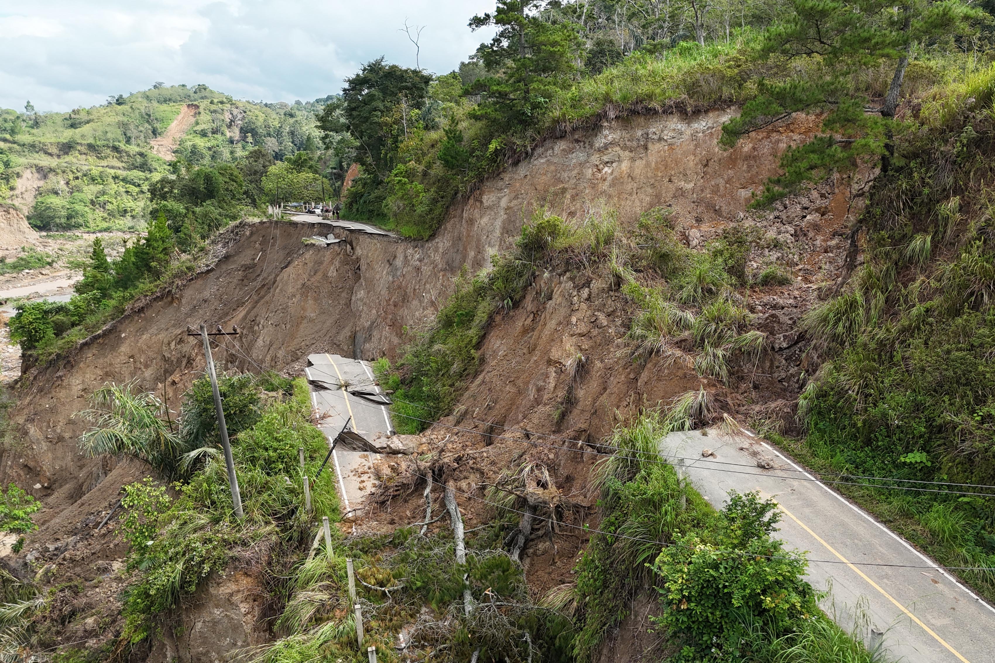 Warga melihat jalan lintas Provinsi penghubung Kabupaten Aceh Tengah dan Kabupaten Bener Meriah yang amblas pasca bencana di Desa Blang Kekumur, Kecamatan Celala, Aceh Tengah, Aceh, Jumat (12/12/2025). Amblasnya badan jalan lintas Provinsi penghubung Kabupaten Aceh Tengah dan Kabupaten Bener Meriah pasca bencana hidrometeorologi pada Rabu (26/11) yang menutup aliran sungai Celala dan mengakibatkan jalan lintas terendam banjir. 