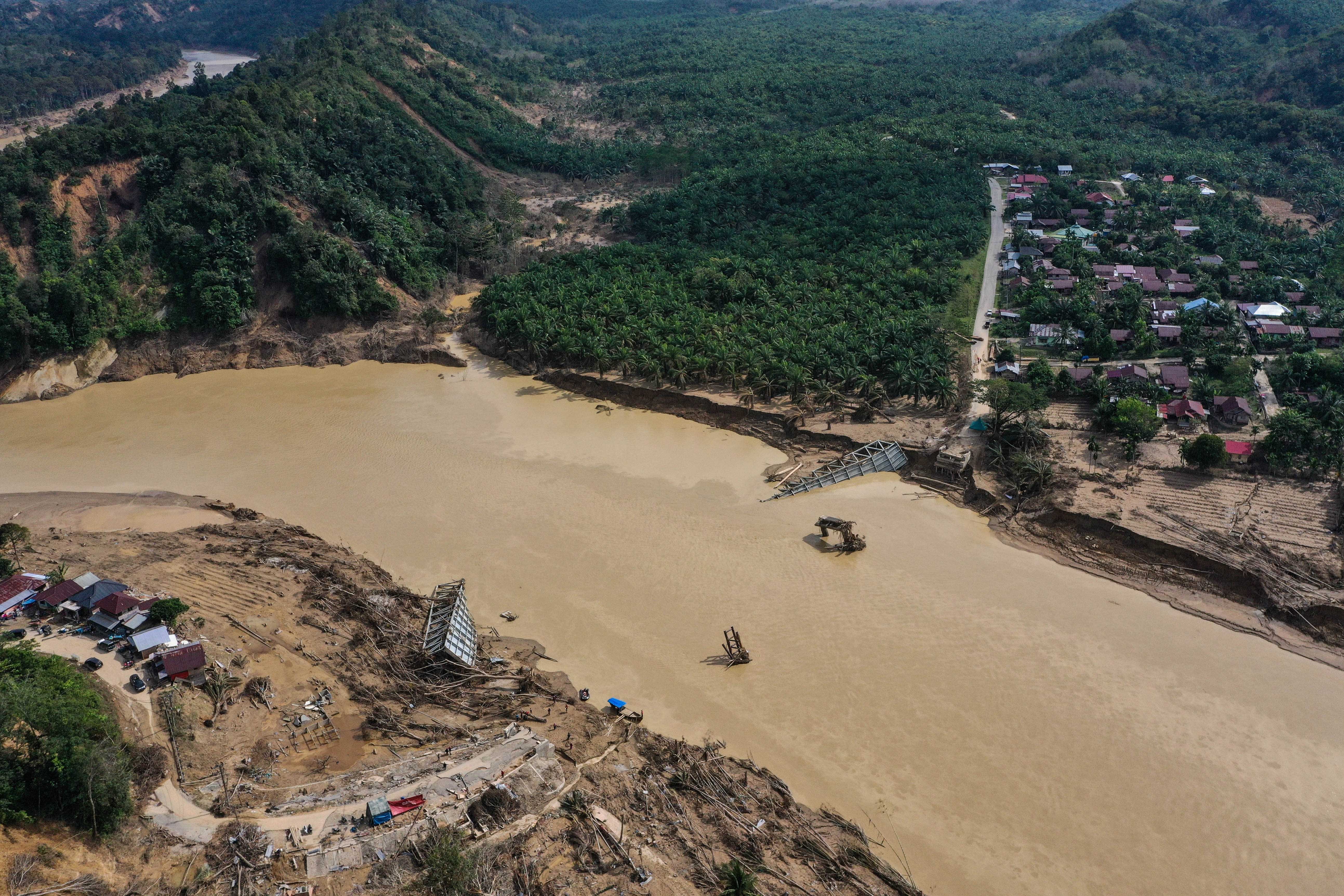 Foto udara jembatan Lubuk Sidup yang rusak akibat banjir bandang di Lubuk Sidup, Aceh Tamiang, Aceh, Rabu (10/12/2025). Jembatan Lubuk Sidup yang menghubungkan Desa Lubuk Sidup dengan Desa Aras Sembilan masih terputus pascabanjir bandang di Aceh. 