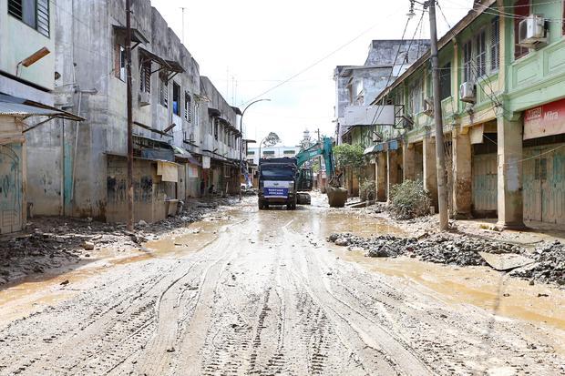 Pembersihan jalan pascabencana banjir Aceh Tamiang