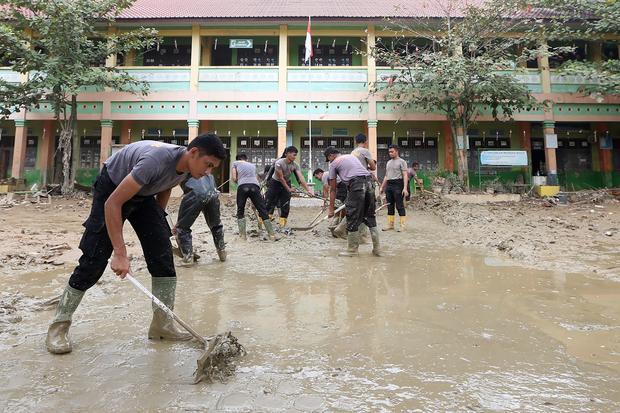 Polri bersihkan fasilitas pendidikan di Aceh Tamiang