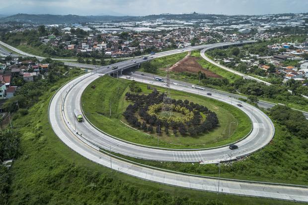 Arus lalu lintas pascakecelakaan bus di Tol Krapyak Semarang