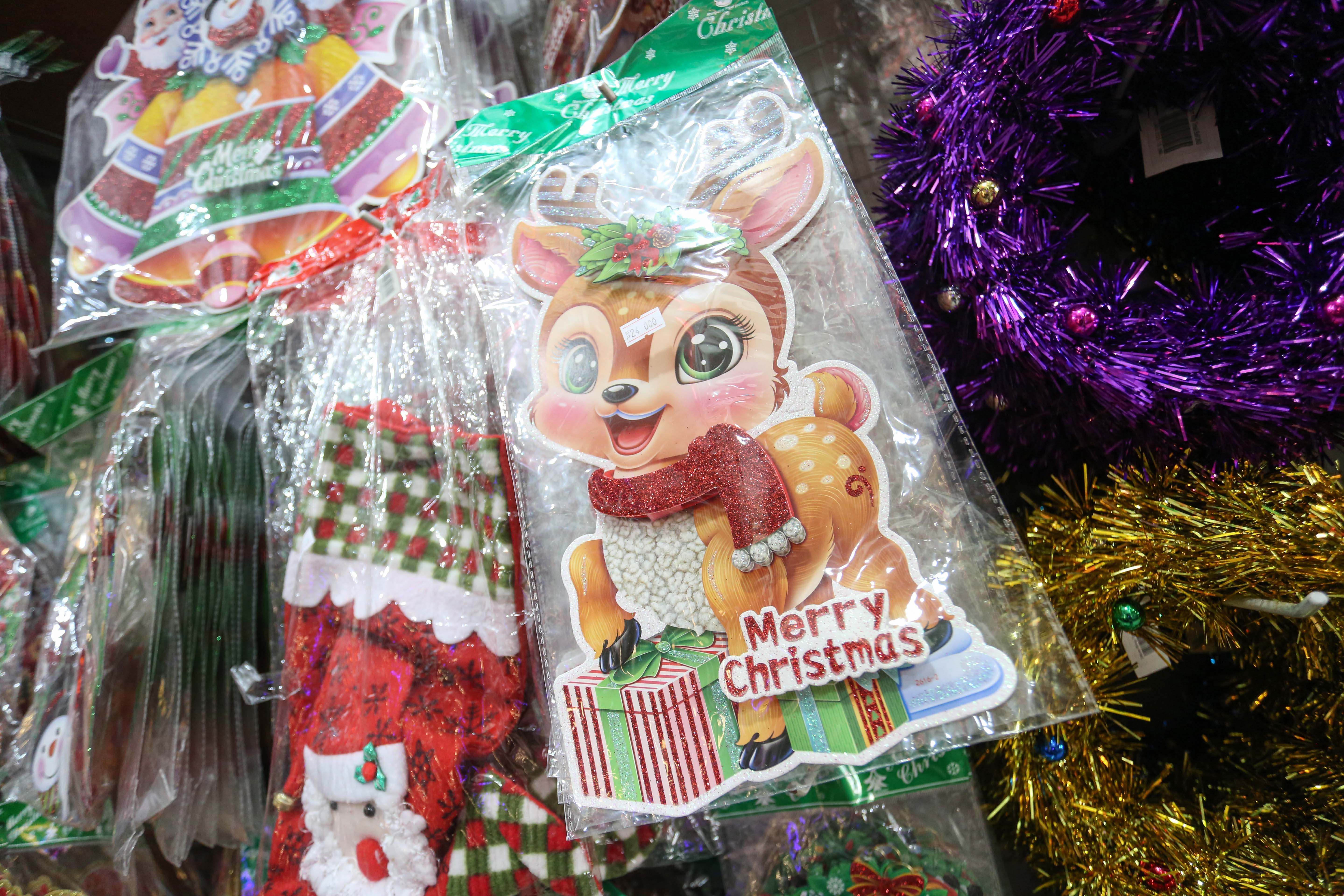 Hiasan Natal yang dijual di salah satu toko di Pasar Asemka, Jakarta Barat, Senin (22/12/2025). Dekorasi bertemakan Natal seperti lonceng, pita, lampu bintang, topi, pohon Natal hingga hiasan figur rusa, boneka salju dan sinterklas tersebut dijual dengan harga mulai dari Rp.5.000 hingga Rp10 juta per buah.