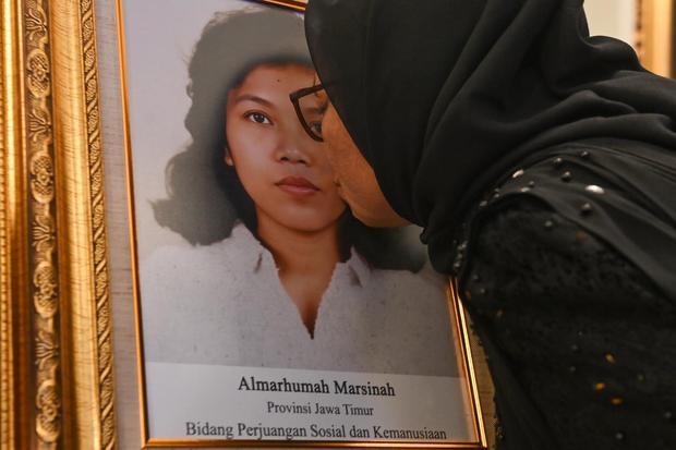 Adik aktivis buruh Marsinah, Wijiyati mencium foto kakaknya usai mengikuti upacara pemberian gelar pahlawan kepada Marsinah dan sembilan tokoh lainnya di Istana Negara, Jakarta, Senin (10/11/2025). Presiden Prabowo menganugerahkan gelar Pahlawan Nasional kepada 10 tokoh yang dinilai berjasa besar bagi Indonesia, antara lain K.H. Abdurrahman Wahid, Jenderal Besar TNI H.M. Soeharto, Marsinah, Mochtar Kusumaatmaja, Hj. Rahma El Yunusiyyah, Jenderal TNI (Purn) Sarwo Edhie Wibowo, Sultan Muhammad Salahuddin, Sy