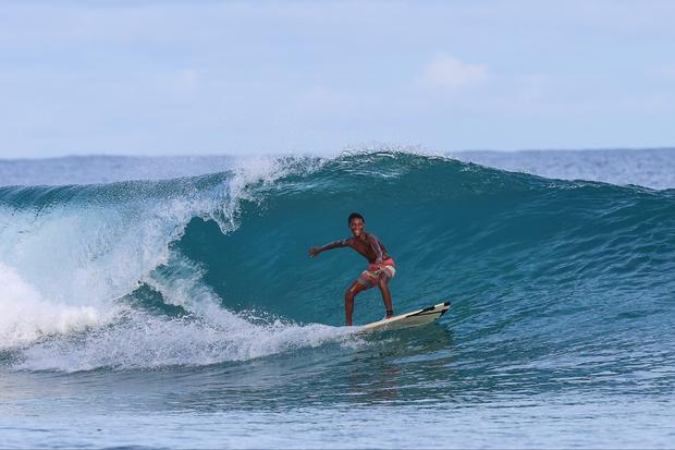 Bermain selancar saat musim ombak di Manokwari