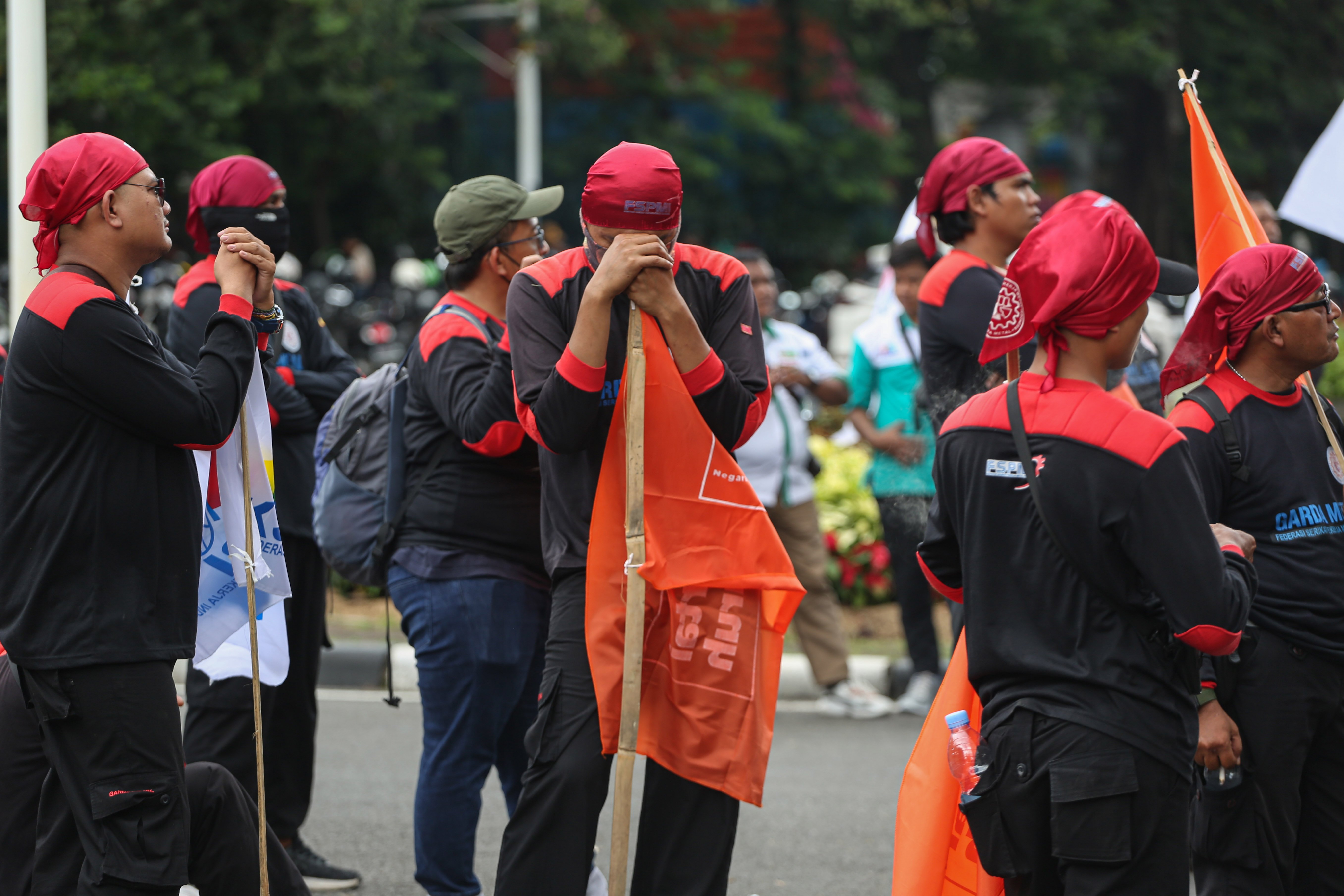 Buruh berunjuk rasa di Jalan Merdeka Selatan, Jakarta Pusat, Senin (29/12/2025). Dalam aksi tersebut, buruh menuntut kenaikan Upah Minimum Provinsi (UMP) karena upah yang telah ditetapkan sebesar Rp 5,72 juta per bulan berada di bawah kebutuhan hidup layak di Jakarta yang mencapai Rp 5,89 juta per bulan.