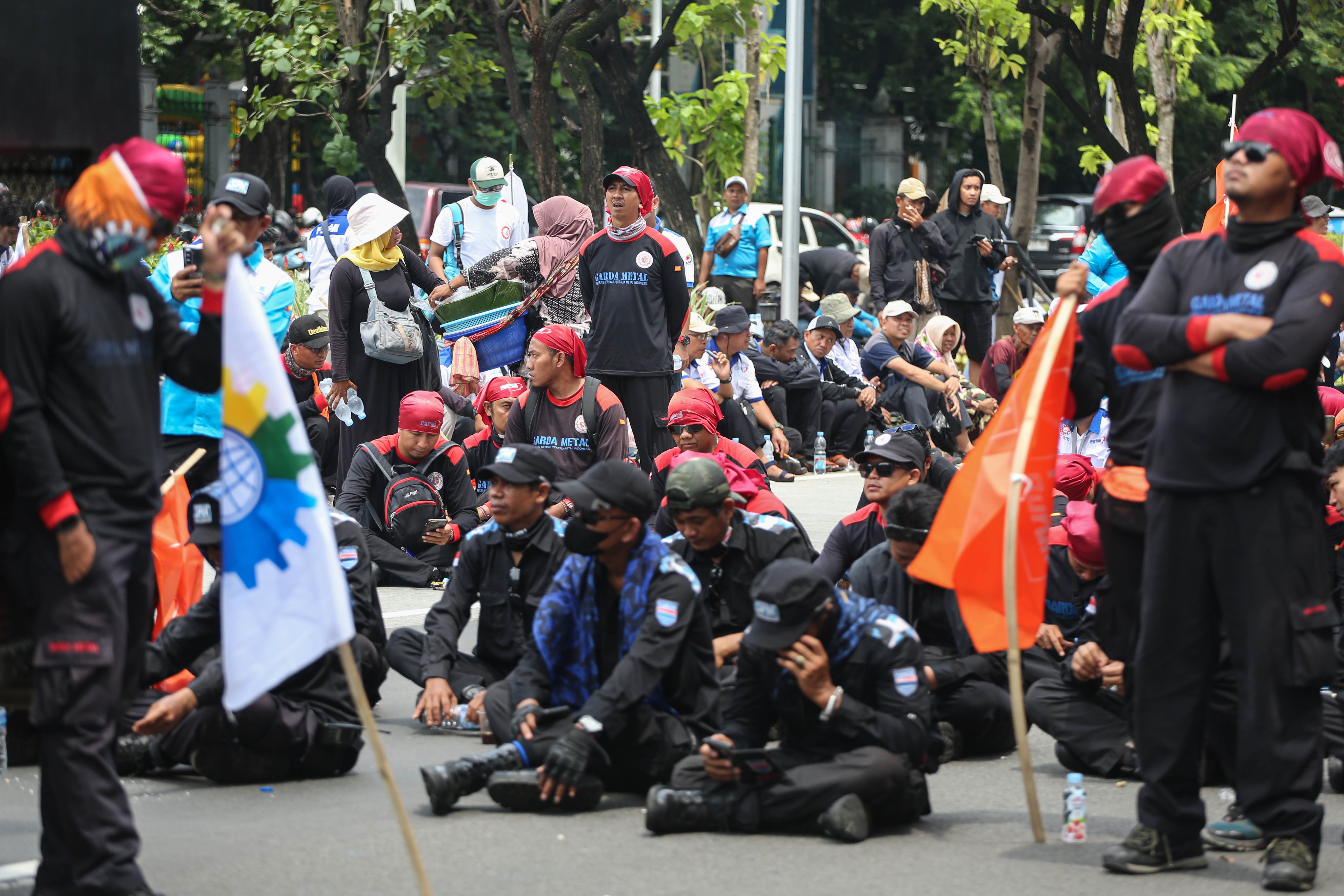 Buruh berunjuk rasa di Jalan Merdeka Selatan, Jakarta Pusat, Senin (29/12/2025). Dalam aksi tersebut, buruh menuntut kenaikan Upah Minimum Provinsi (UMP) karena upah yang telah ditetapkan sebesar Rp 5,72 juta per bulan berada di bawah kebutuhan hidup layak di Jakarta yang mencapai Rp 5,89 juta per bulan.