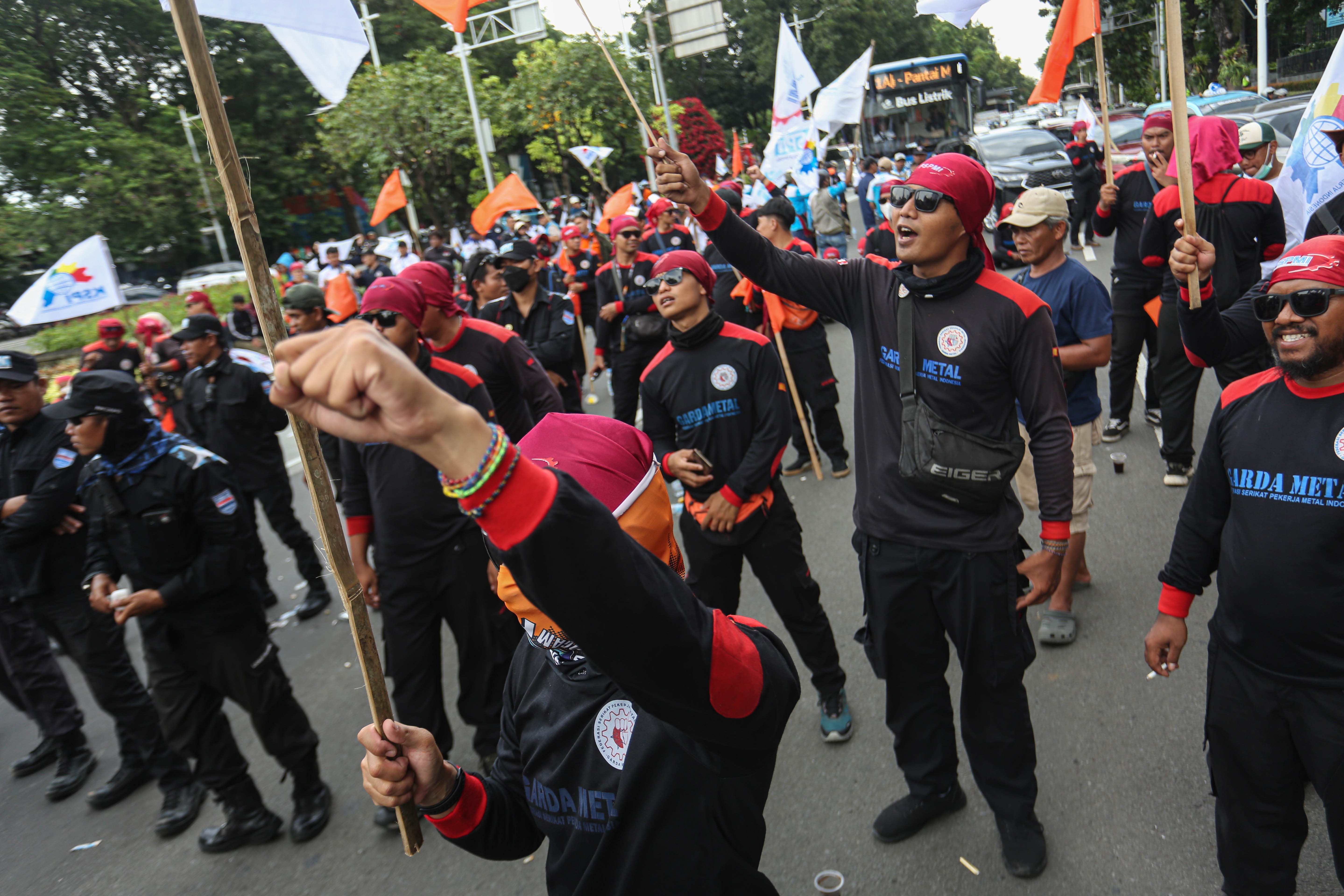 Buruh berunjuk rasa di Jalan Merdeka Selatan, Jakarta Pusat, Senin (29/12/2025). Dalam aksi tersebut, buruh menuntut kenaikan Upah Minimum Provinsi (UMP) karena upah yang telah ditetapkan sebesar Rp 5,72 juta per bulan berada di bawah kebutuhan hidup layak di Jakarta yang mencapai Rp 5,89 juta per bulan.