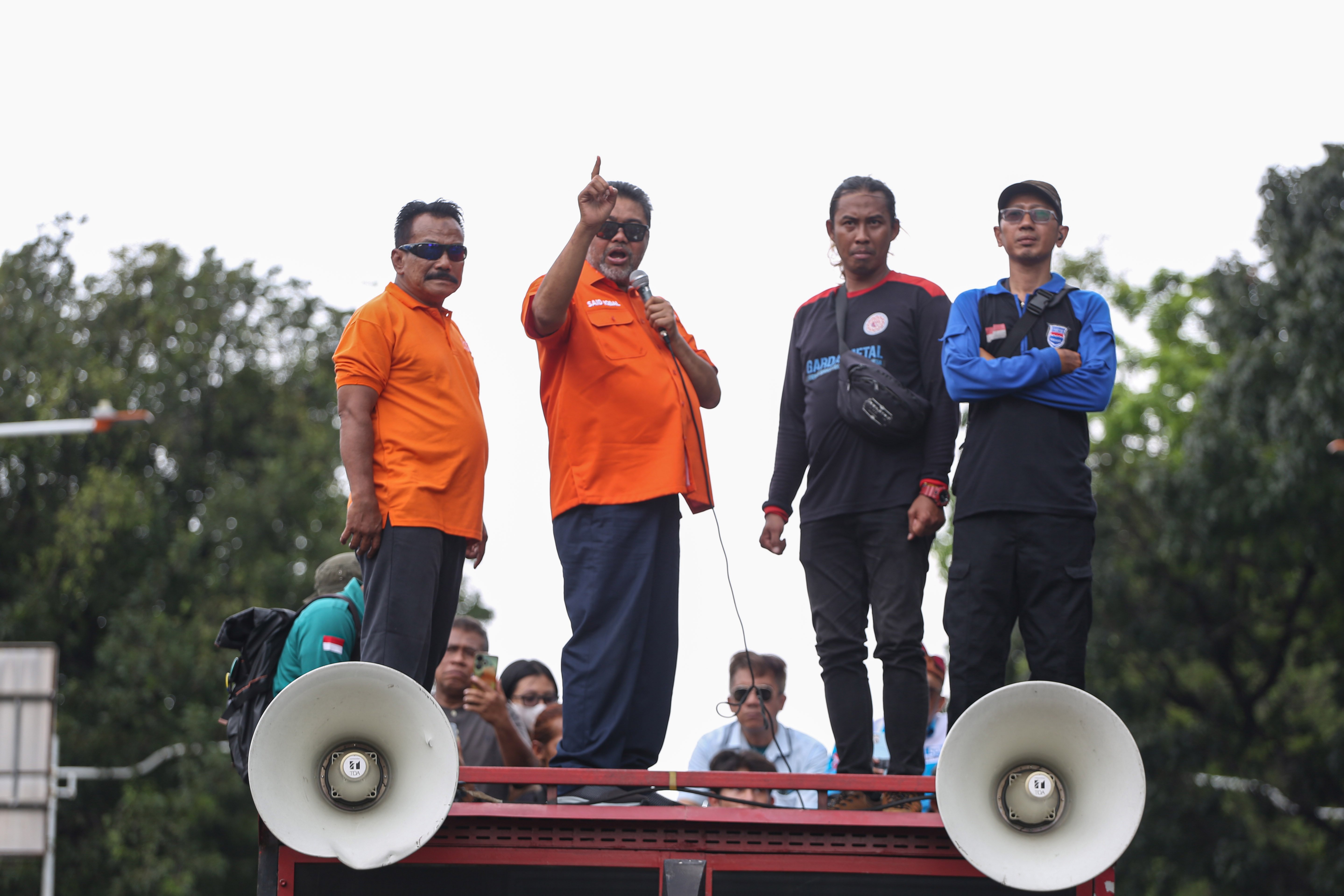 Presiden Partai Buruh Said Iqbal (kedua kiri) menyampaikan orasi saat berunjuk rasa di Jalan Merdeka Selatan, Jakarta Pusat, Senin (29/12/2025). Dalam aksi tersebut, buruh menuntut kenaikan Upah Minimum Provinsi (UMP) karena upah yang telah ditetapkan sebesar Rp 5,72 juta per bulan berada di bawah kebutuhan hidup layak di Jakarta yang mencapai Rp 5,89 juta per bulan.