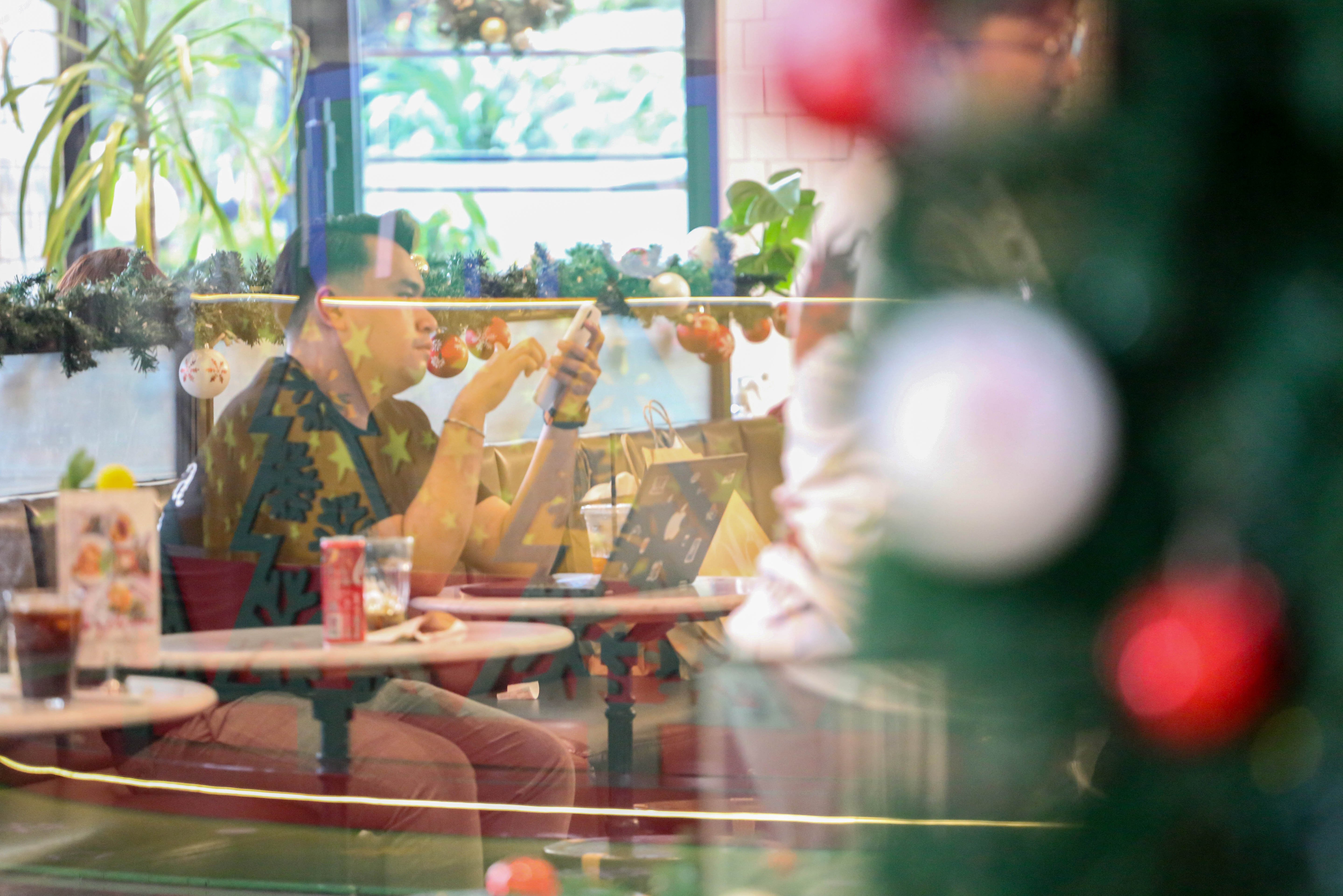 Pengunjung menggunakan ponselnya saat bekerja di Mal Kota Kasablanka, Jakarta, Selasa (30/12/2025). Pemerintah mencanangkan konsep bekerja dari mal atau work from mall (WFM) untuk mendorong pemanfaatan pusat perbelanjaan sebagai ruang kerja alternatif dalam upaya menjaga aktivitas ekonomi tetap bergerak di tengah momentum libur panjang akhir tahun.